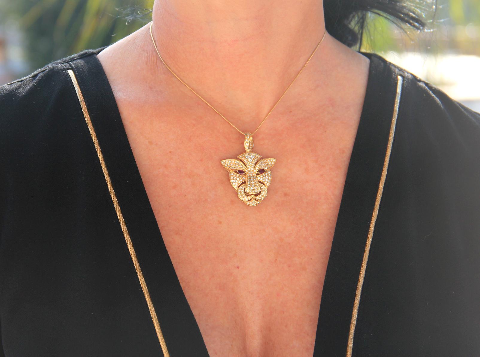 Handgefertigte Cougar Halskette aus 18 Karat Gelbgold mit Diamanten-Anhänger im Angebot 2