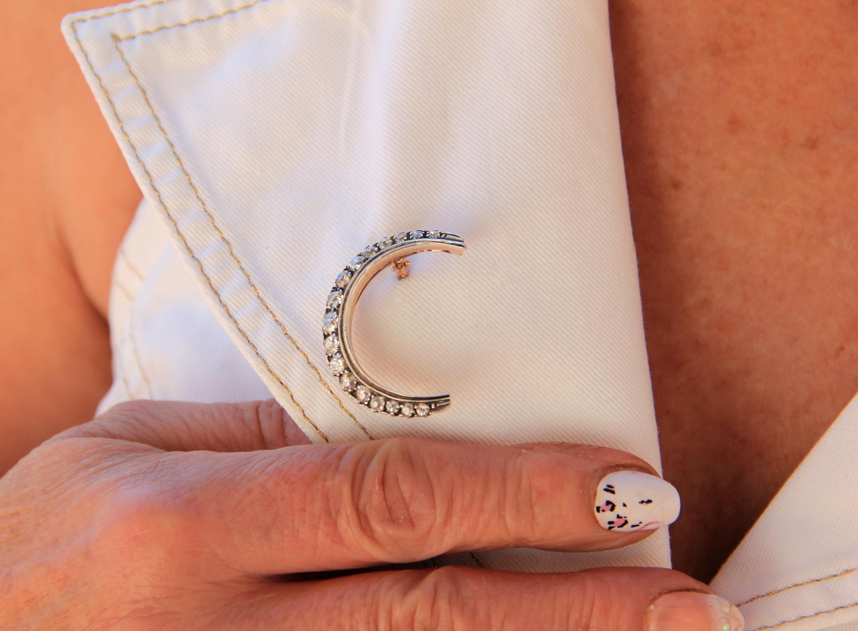 Handcraft Crescent Moon 14 Karat Yellow Gold Diamonds Brooch In New Condition For Sale In Marcianise, IT