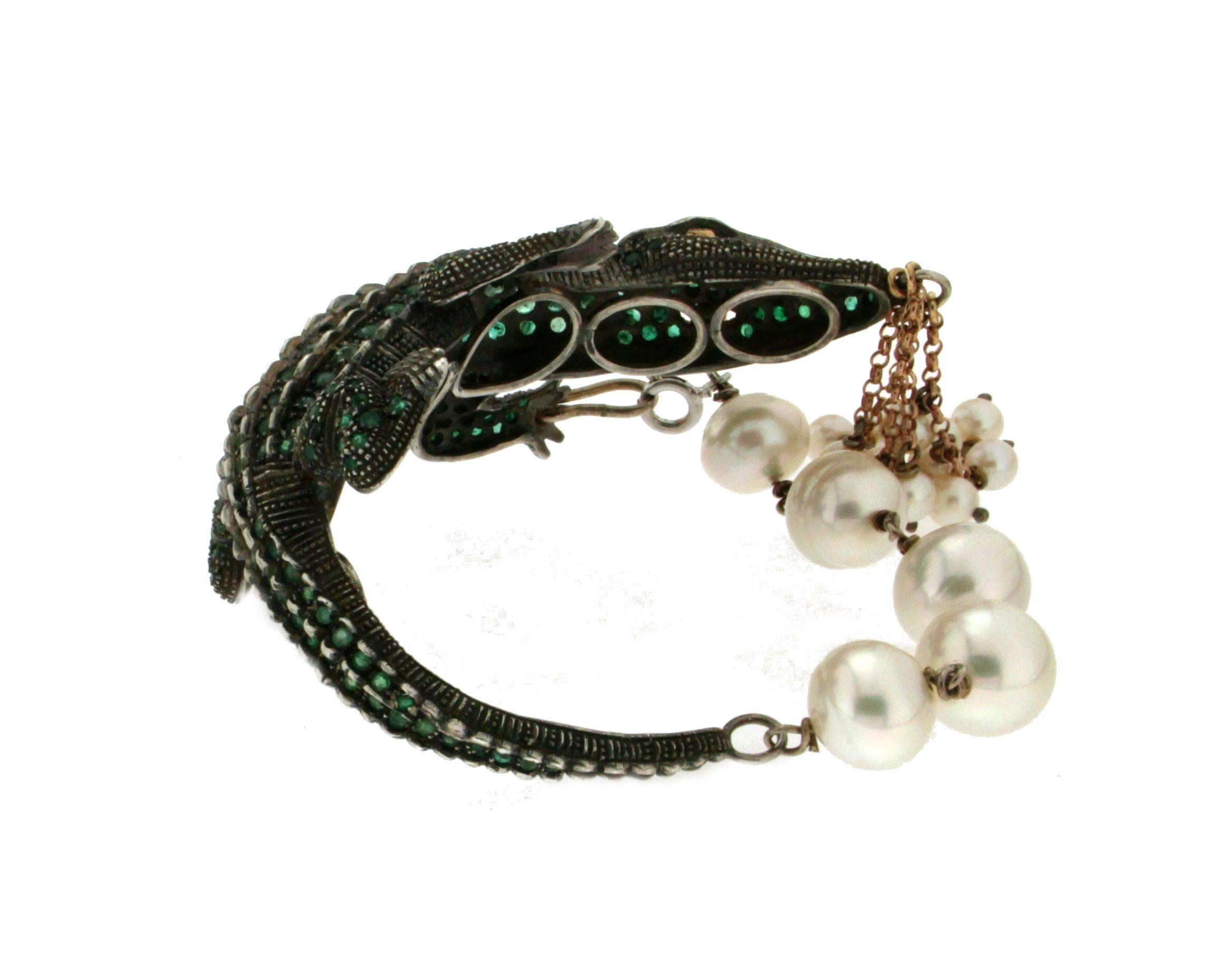 Handcraft Crocodile 14 Karat Yellow Gold Emeralds Pearls Cuff Bracelet In New Condition In Marcianise, IT