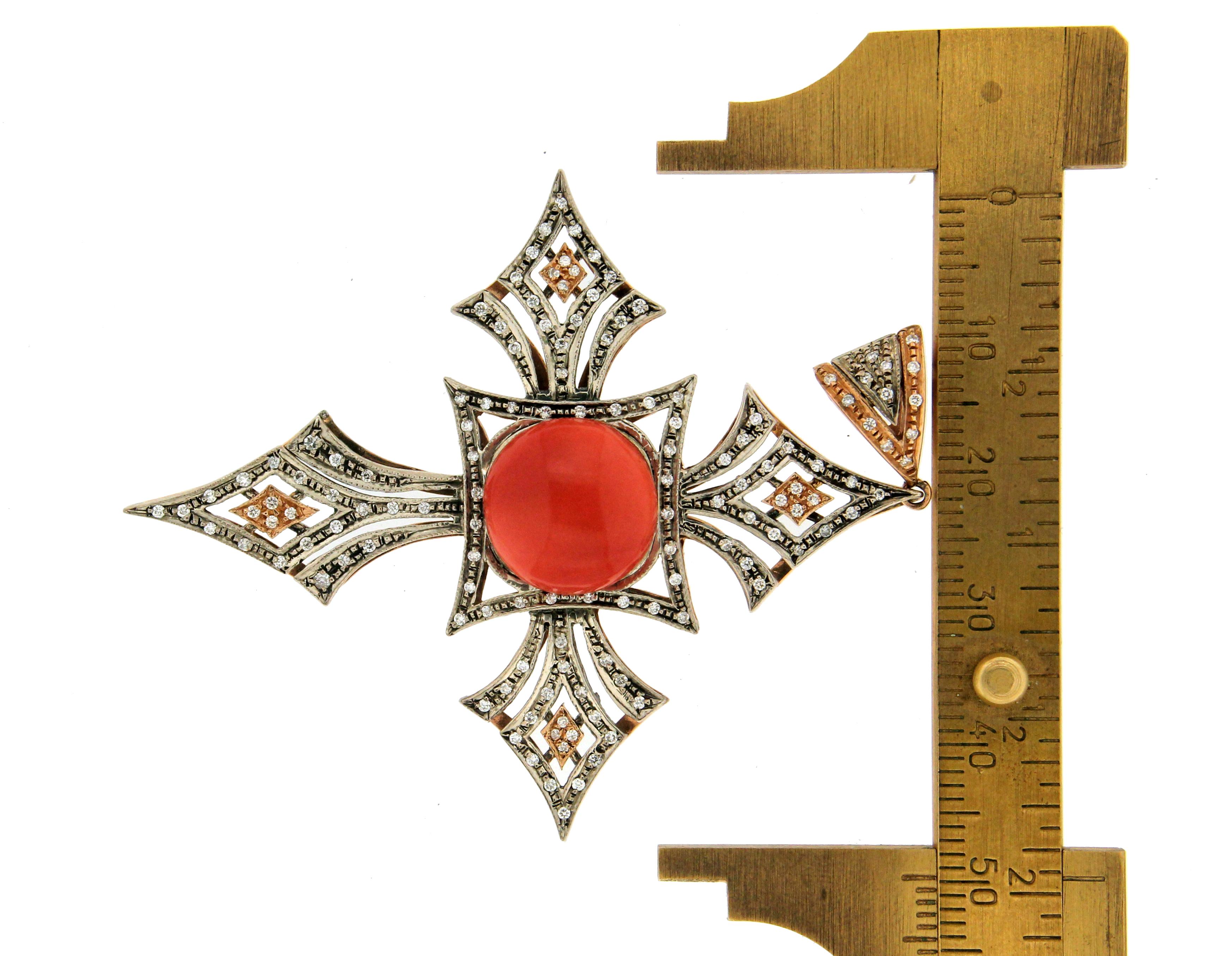 Handgefertigtes Kreuz 14 Karat Gelbgold Diamanten Korallen-Anhänger Halskette im Angebot 1