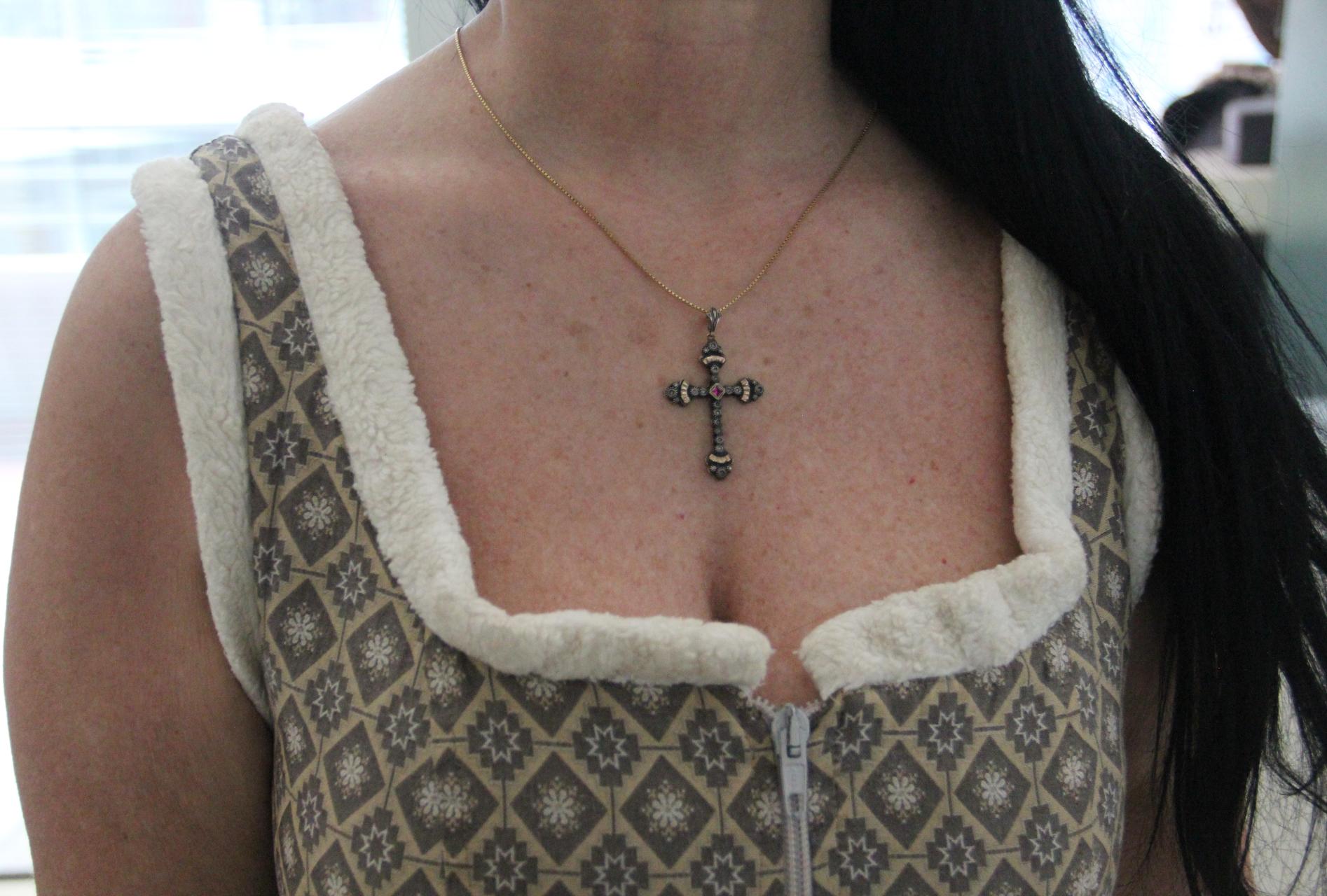Handgefertigte Kreuz-Halskette aus 14 Karat Gelbgold mit Diamanten-Anhänger im Zustand „Neu“ im Angebot in Marcianise, IT