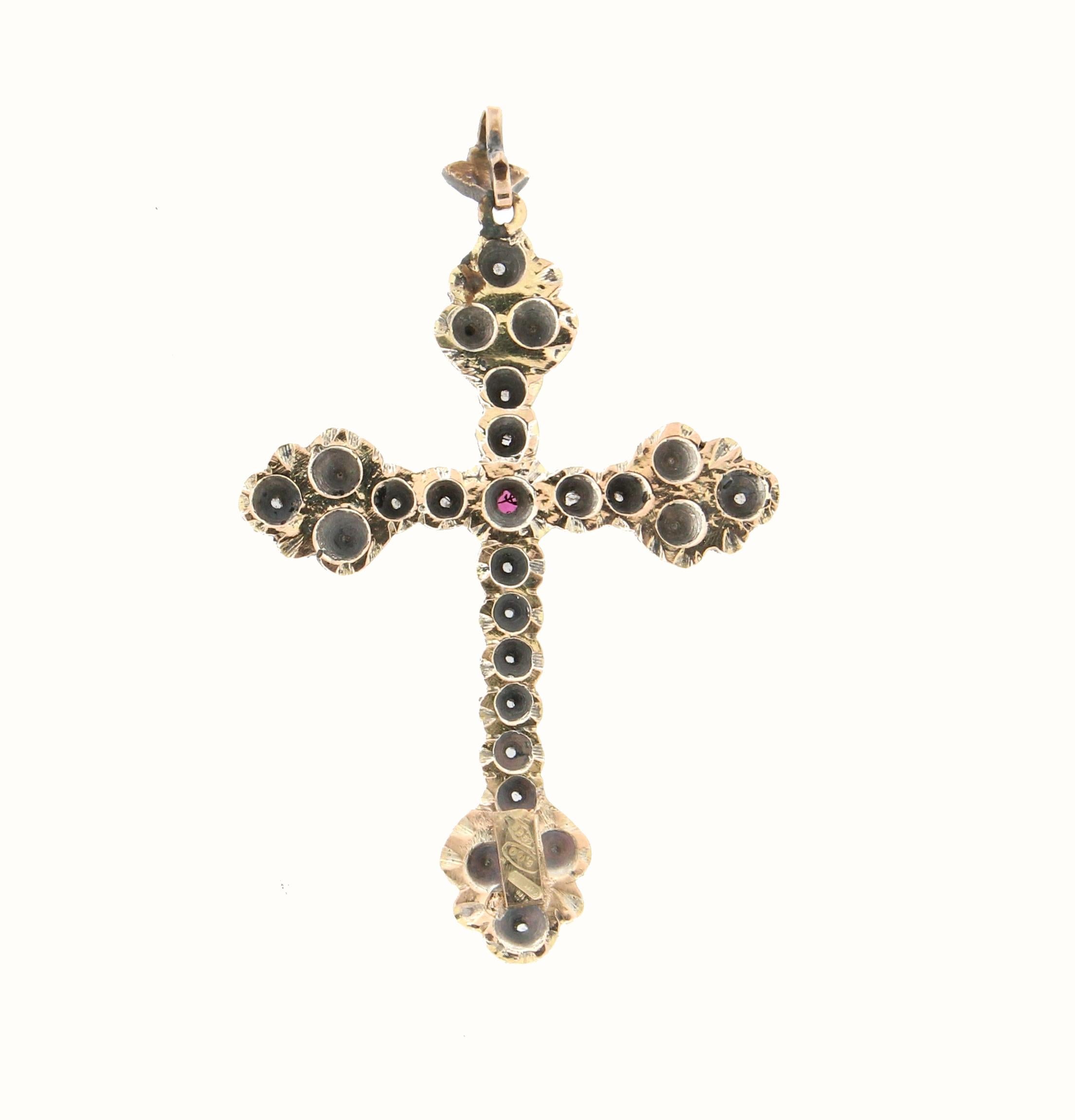 Handgefertigte Kreuz-Halskette aus 14 Karat Gelbgold mit Diamanten-Anhänger im Angebot 2