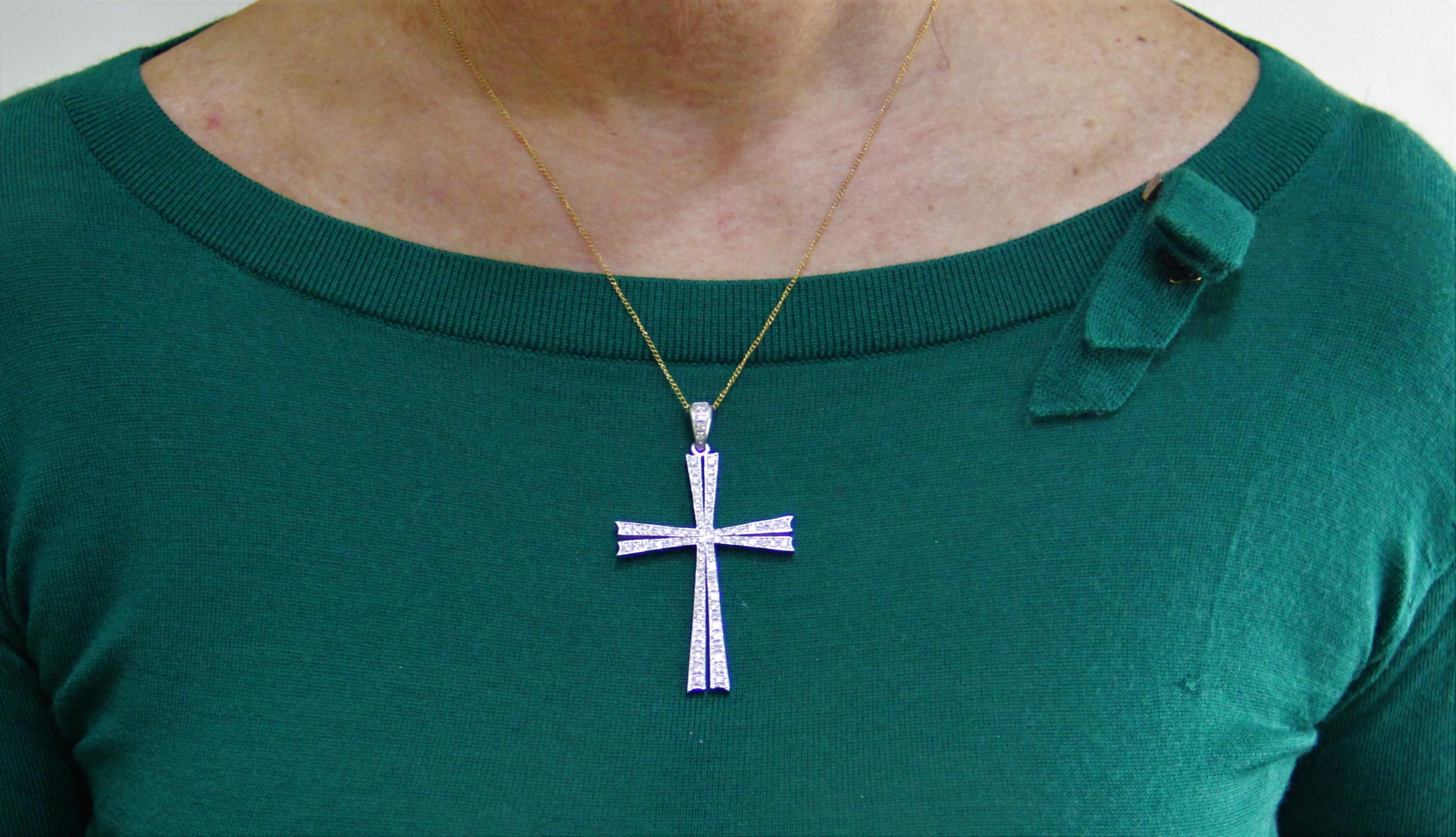 Handcraft Cross 18 Karat White Gold Diamonds Pendant Necklace For Sale 1