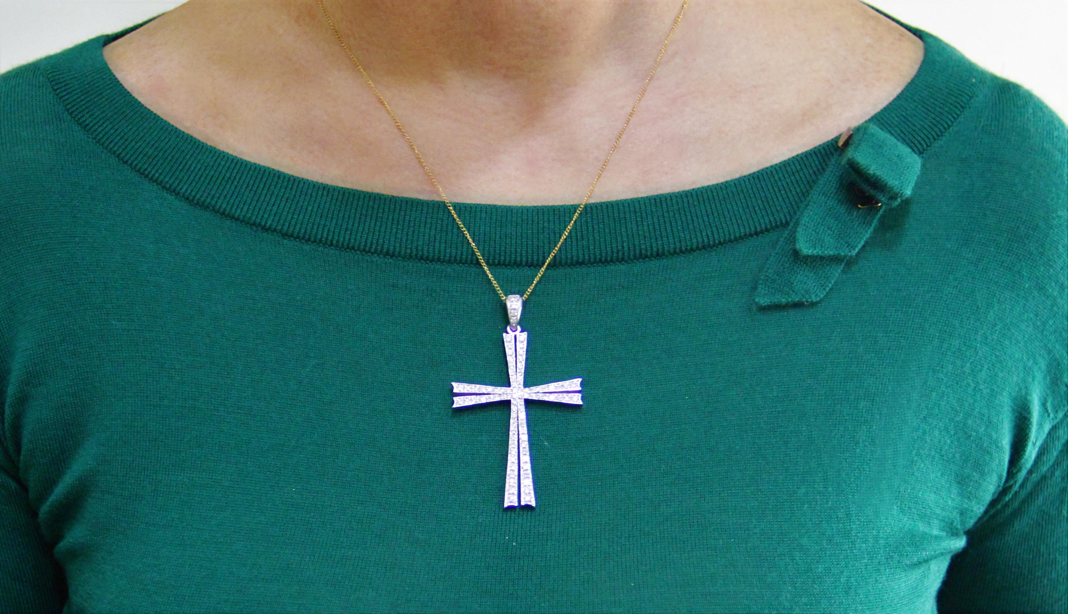 Collier pendentif croix en or blanc 18 carats et diamants, fabrication artisanale en vente 1