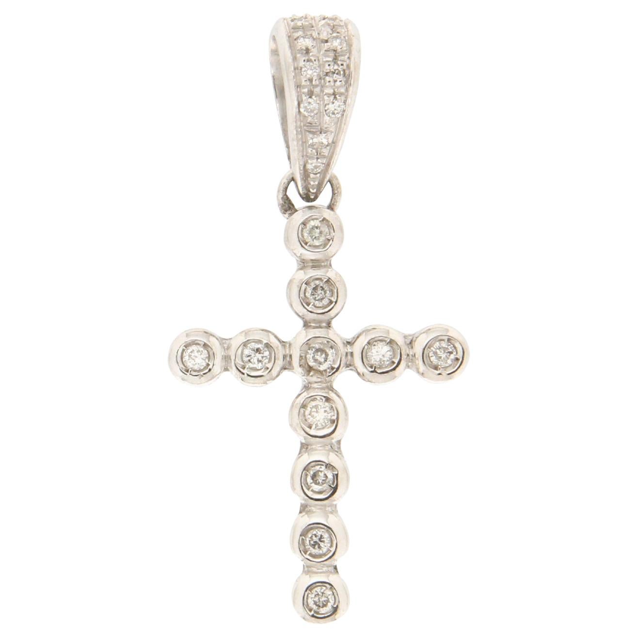 Collier pendentif croix en or blanc 18 carats avec diamants Handcraft