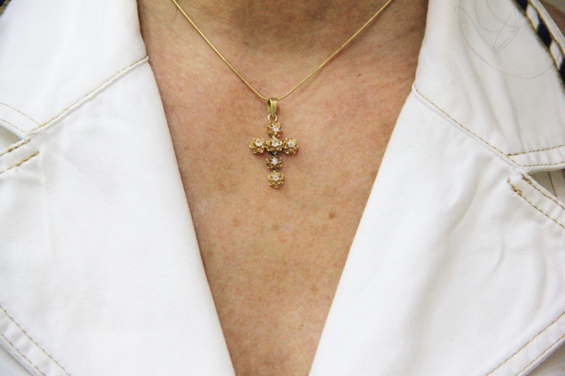 Handcraft Cross 18 Karat Yellow Gold Diamonds Pendant Necklace In New Condition In Marcianise, IT
