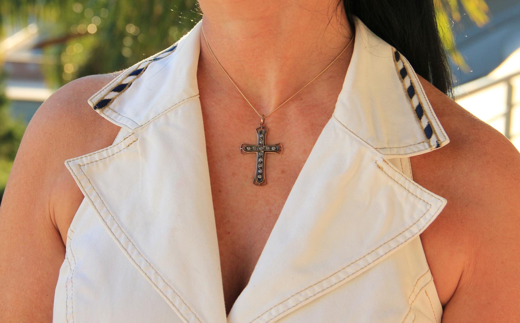 Handgefertigte Cross Halskette mit 9 Karat Gelbgold-Diamanten-Anhänger im Zustand „Neu“ im Angebot in Marcianise, IT