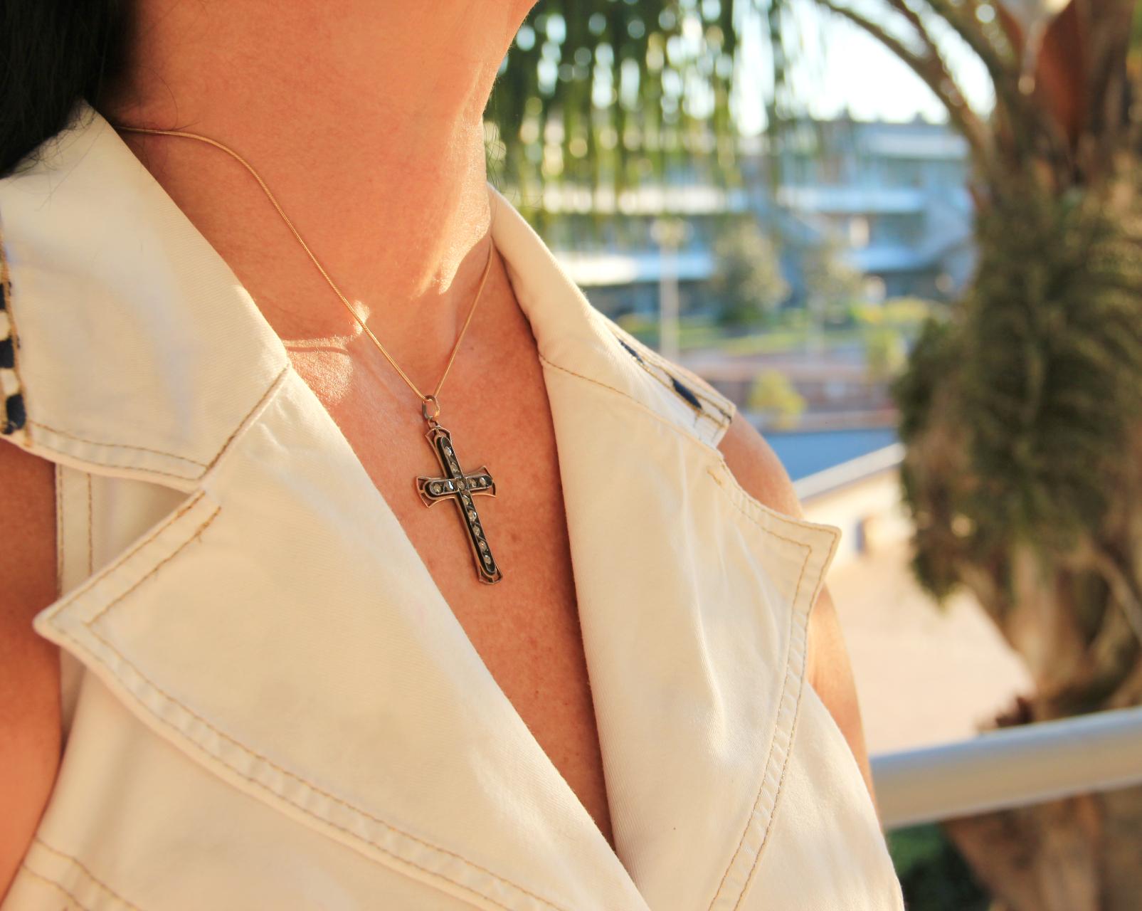 Handgefertigte Cross Halskette mit 9 Karat Gelbgold-Diamanten-Anhänger für Damen oder Herren im Angebot
