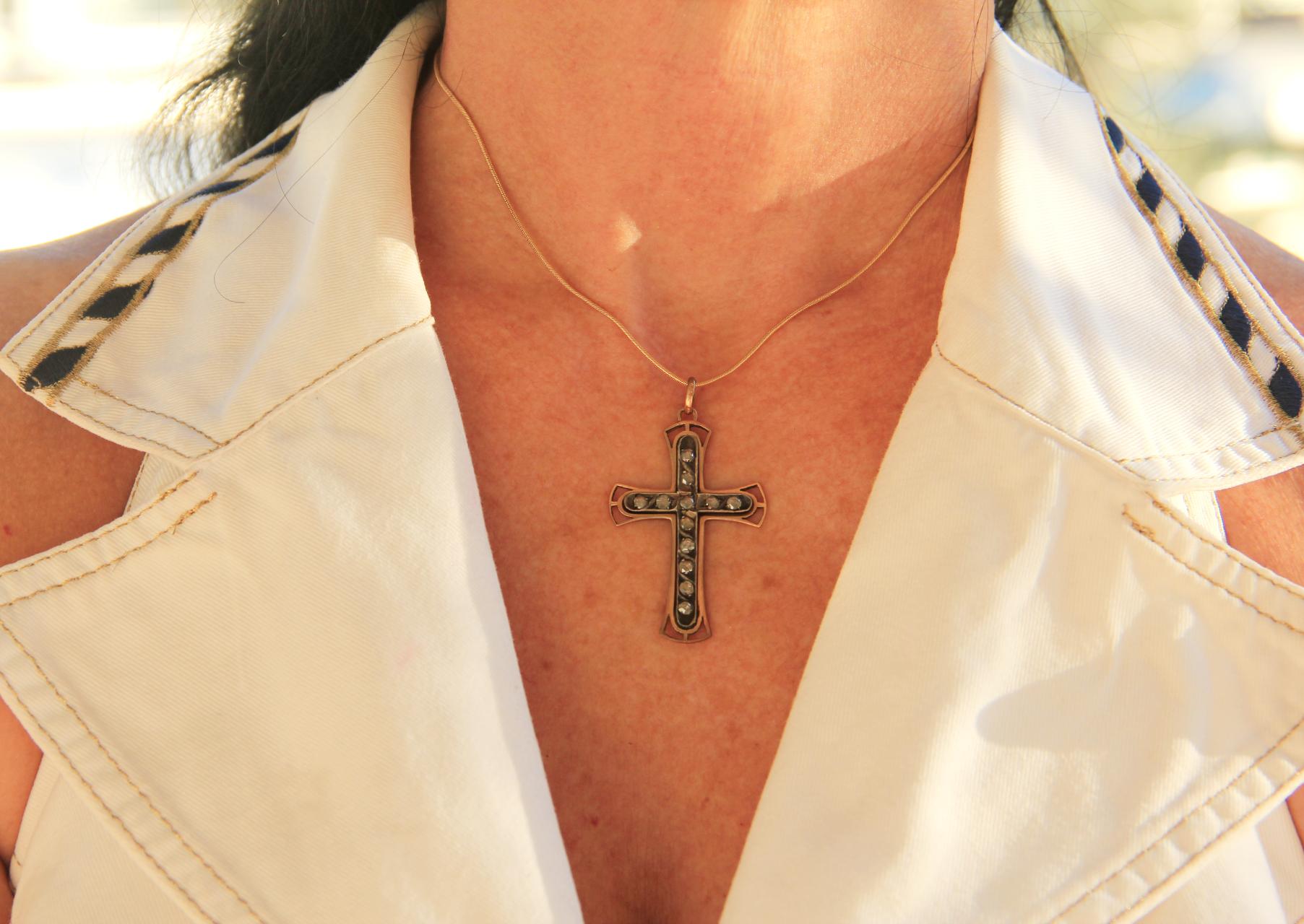 Handgefertigte Cross Halskette mit 9 Karat Gelbgold-Diamanten-Anhänger im Angebot 2