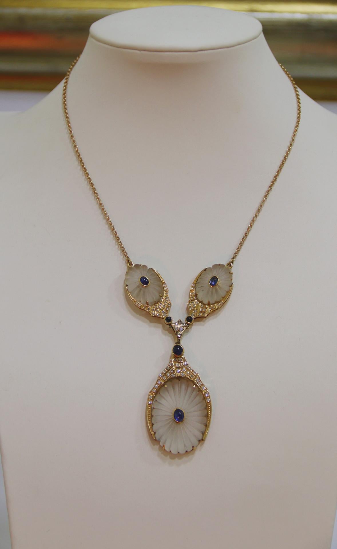 Collier pendentif artisanal en cristal de roche 18 carats avec diamants et saphirs en vente 1