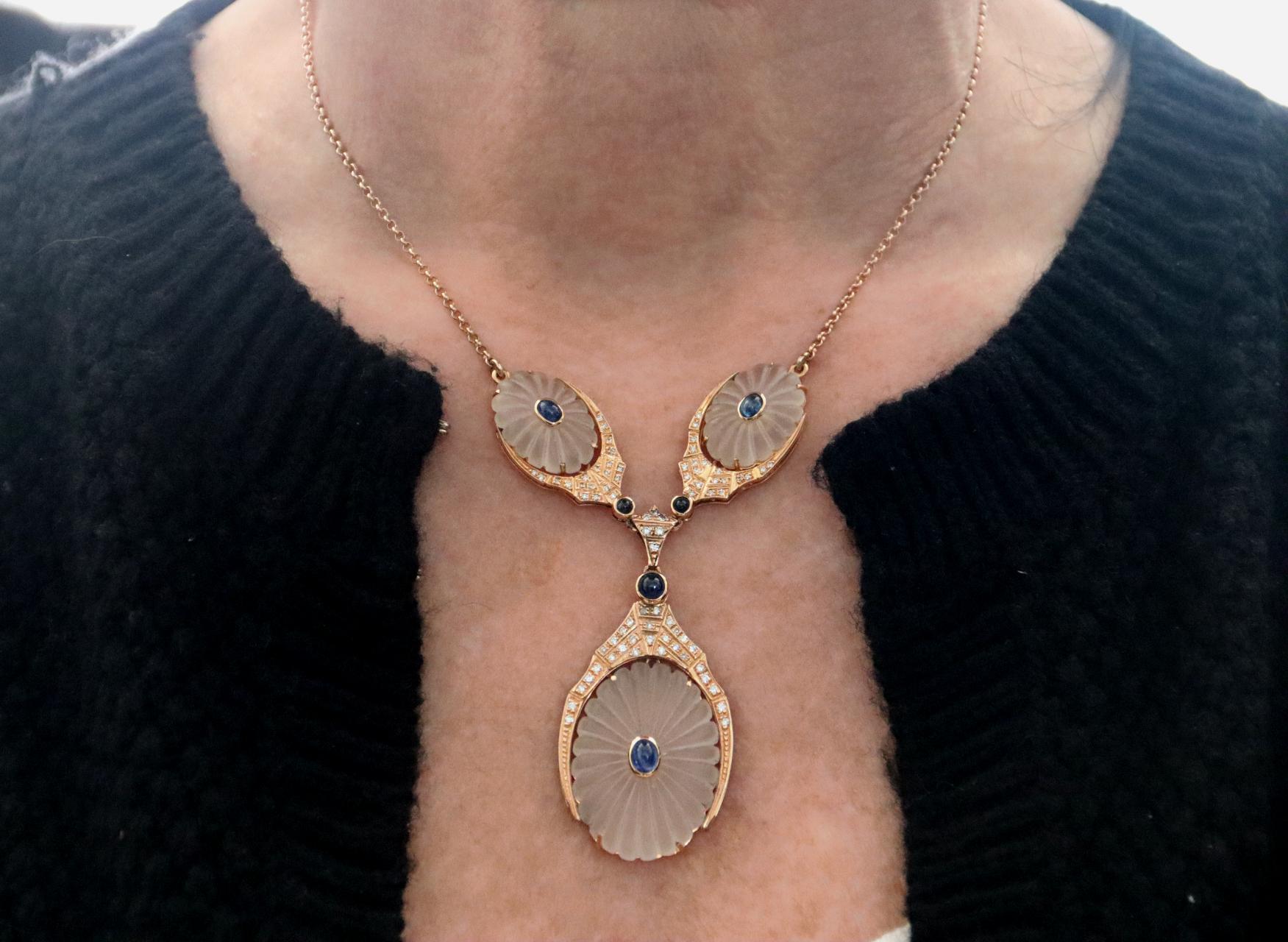 Collier pendentif artisanal en cristal de roche 18 carats avec diamants et saphirs en vente 3