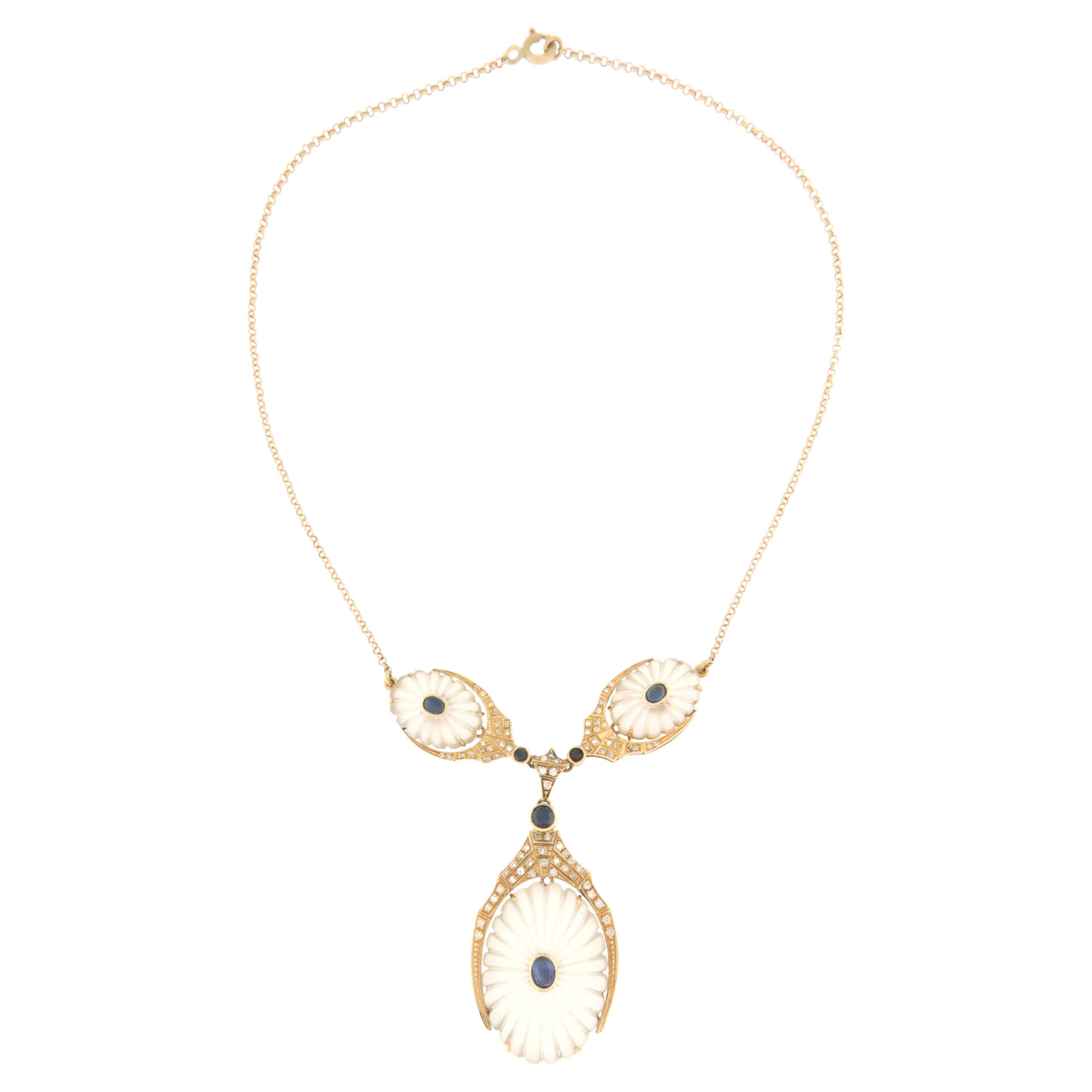 Collier pendentif artisanal en cristal de roche 18 carats avec diamants et saphirs en vente