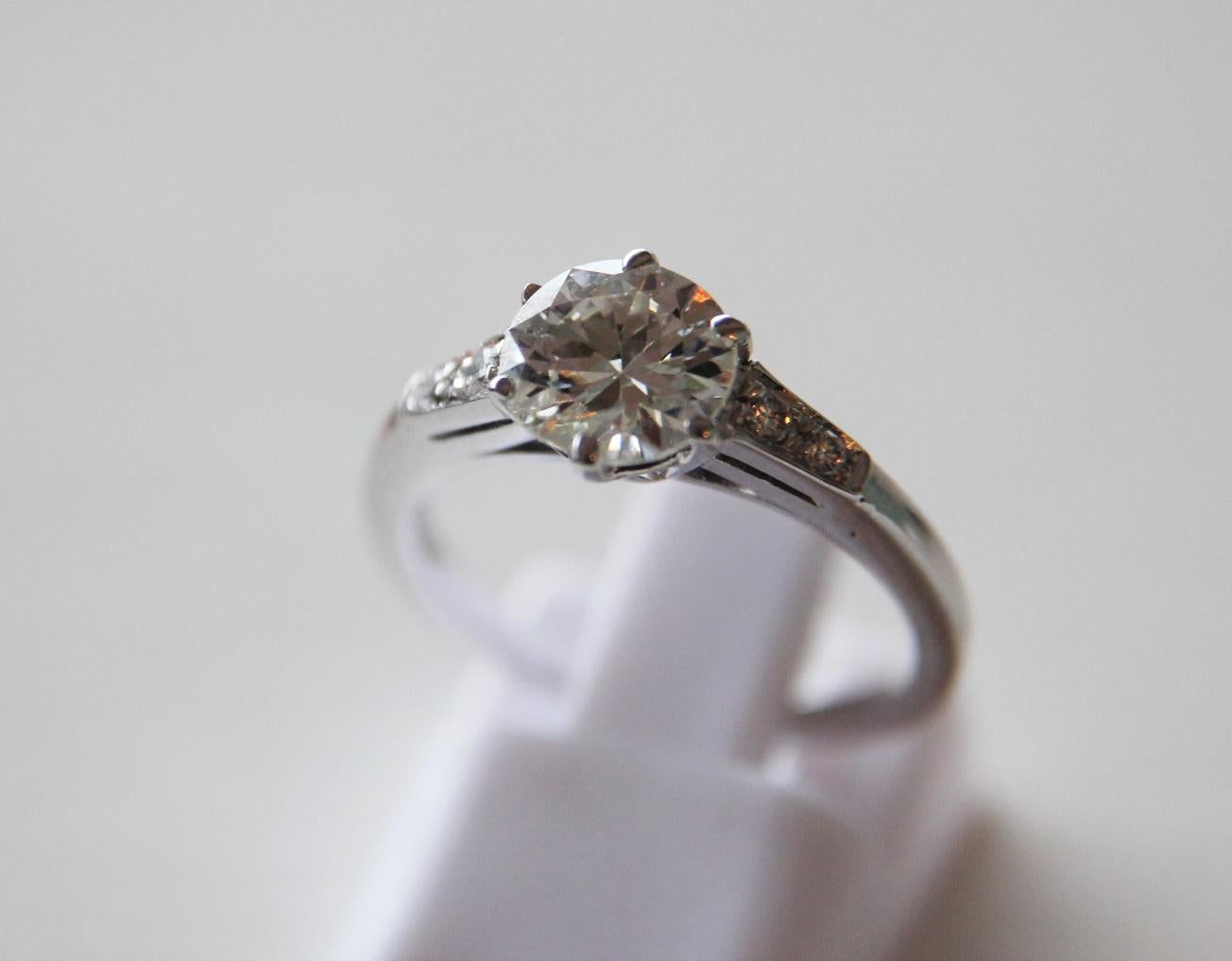 Handcraft Diamond 18 Karat White Gold Engagement Ring For Sale 3