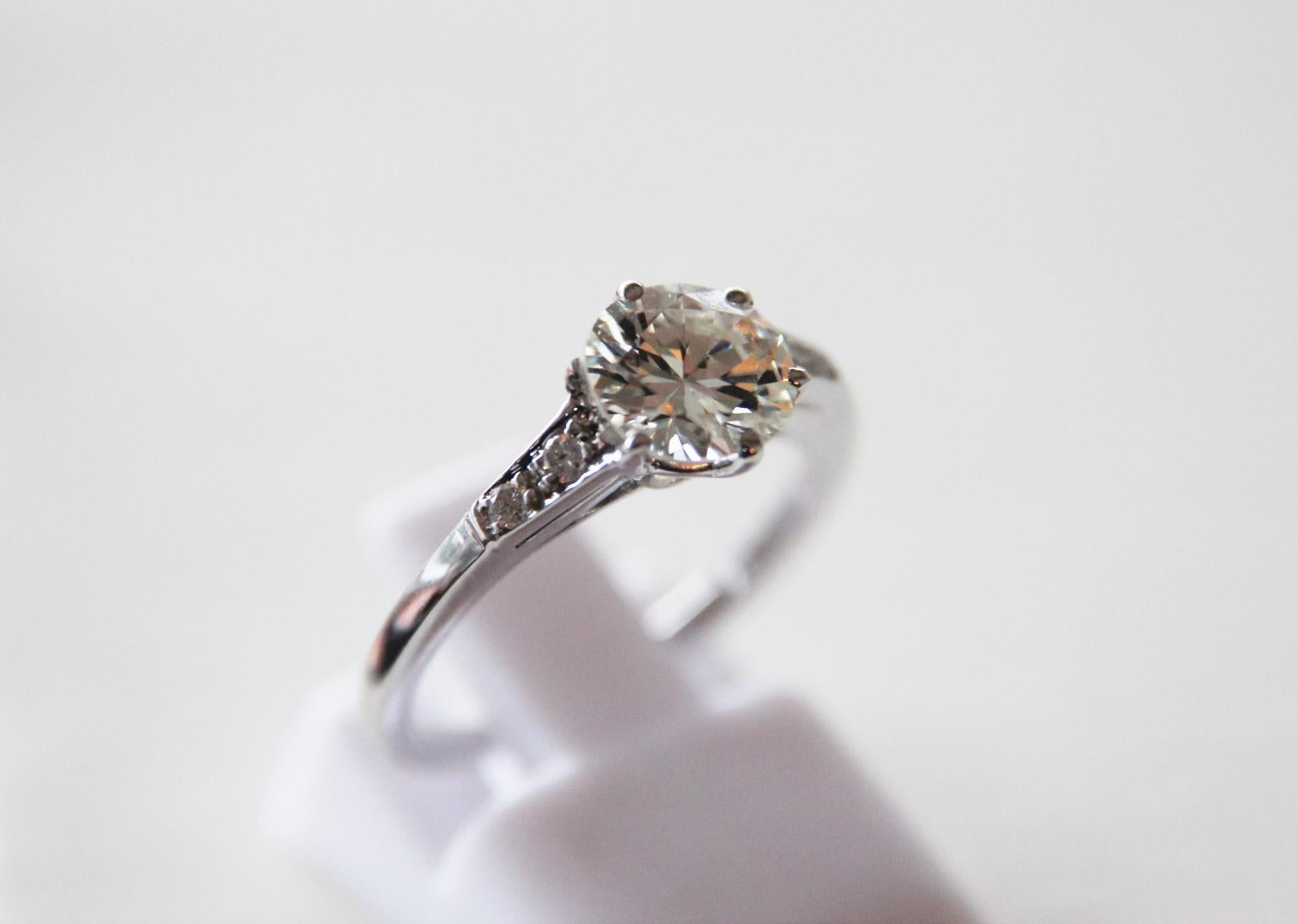 Handcraft Diamond 18 Karat White Gold Engagement Ring For Sale 4