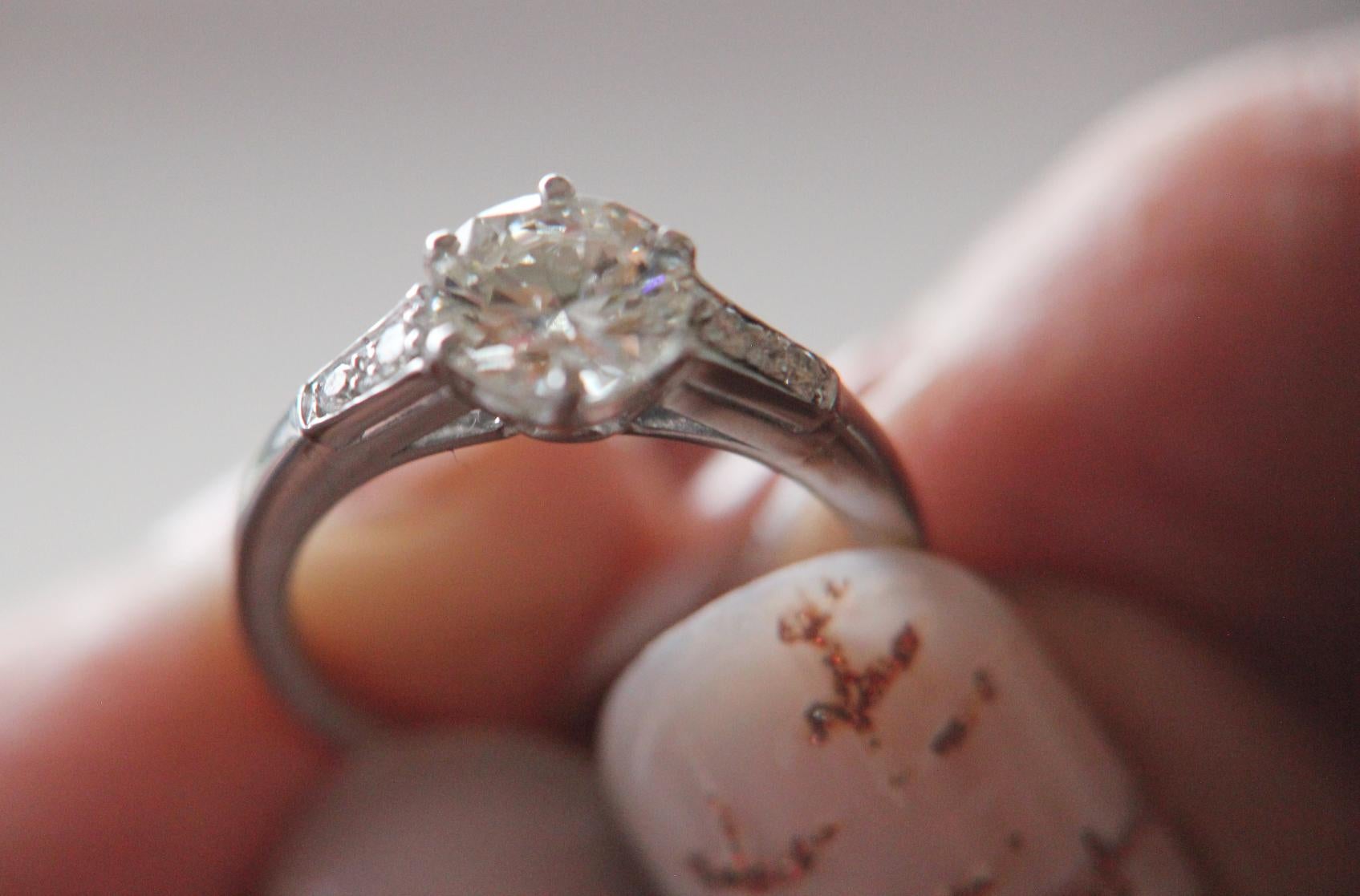 Bague de fiançailles artisanale en or blanc 18 carats avec diamants en vente 7