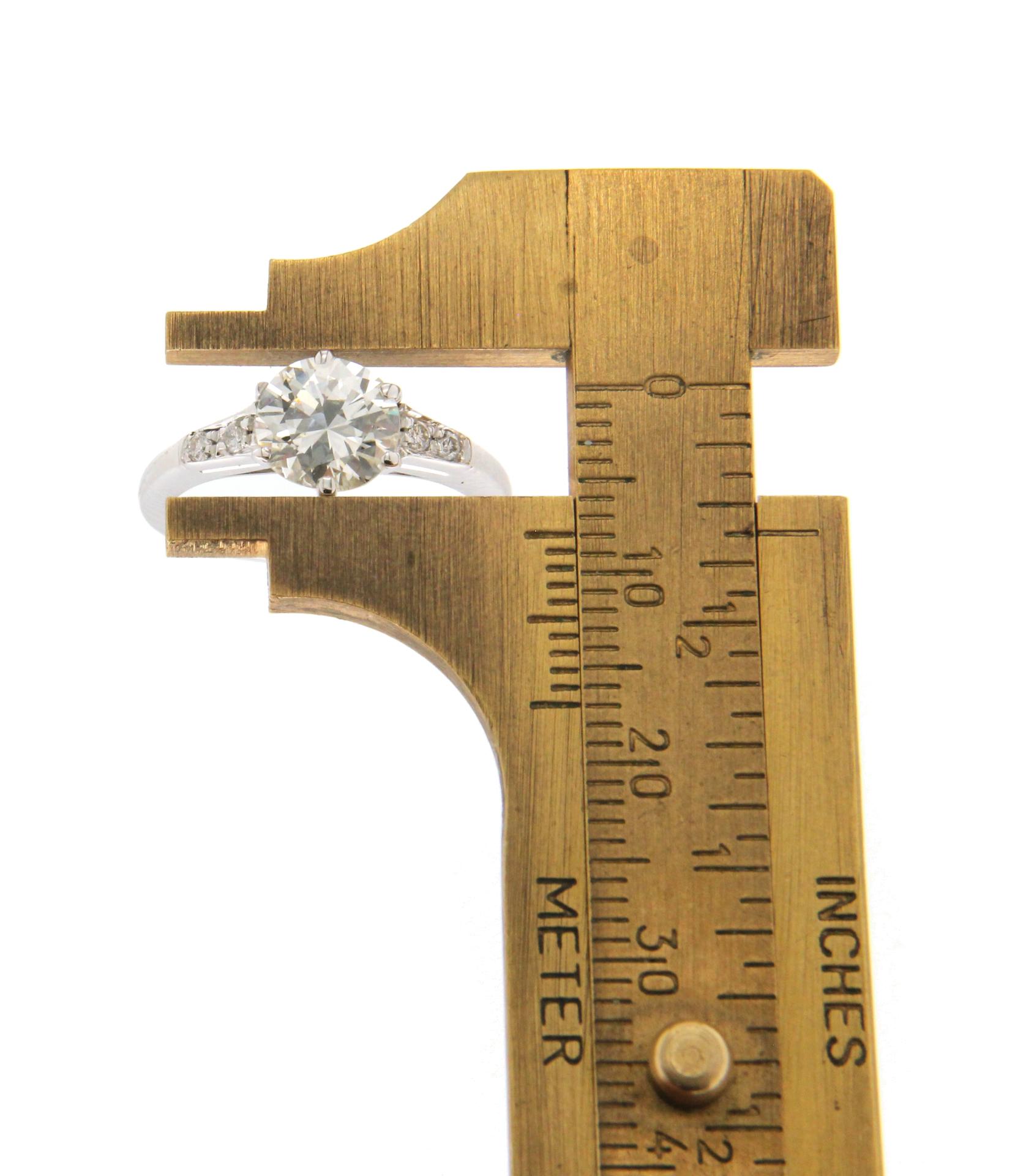 Bague de fiançailles artisanale en or blanc 18 carats avec diamants en vente 2