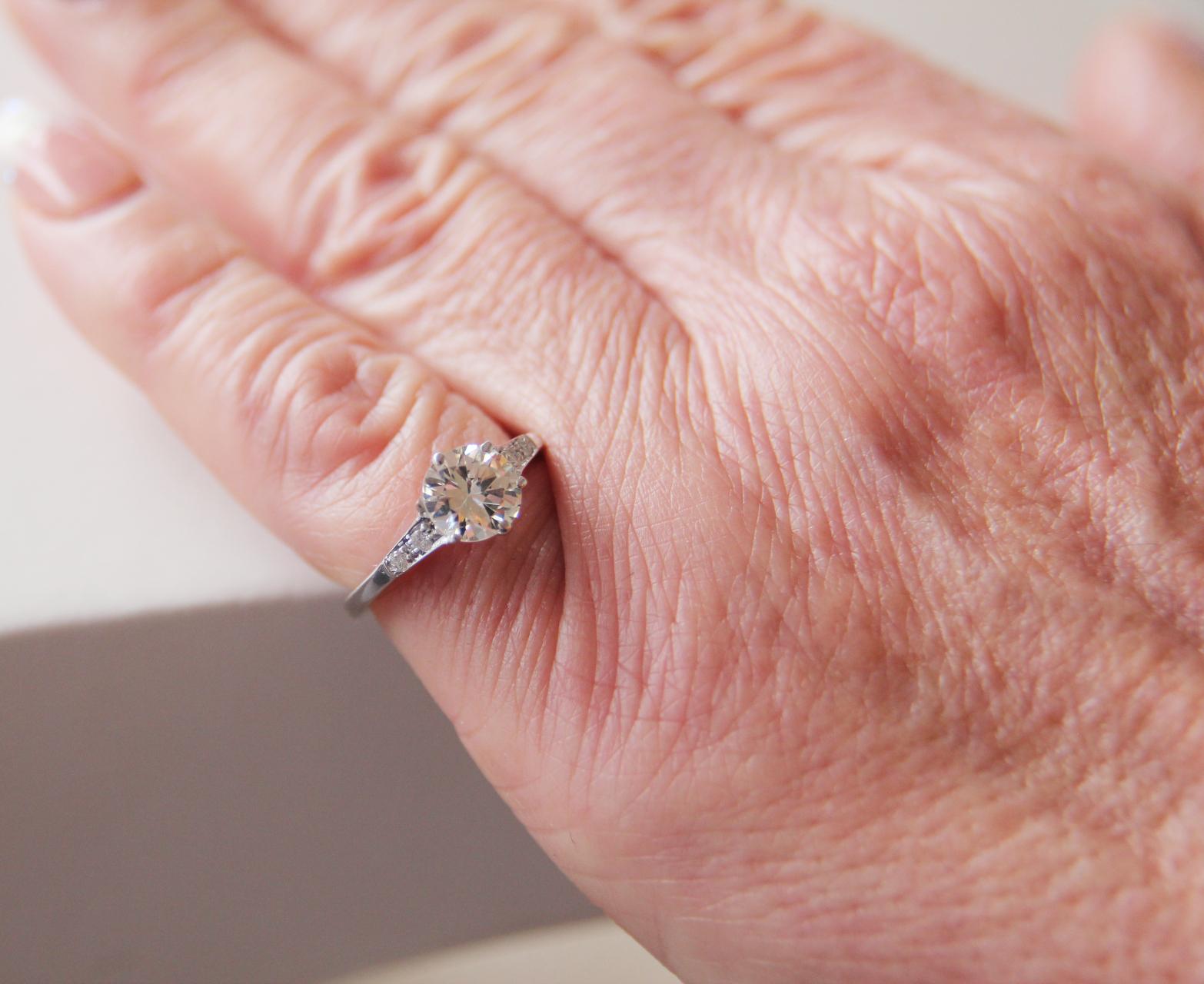 Handcraft Diamond 18 Karat White Gold Engagement Ring For Sale 2