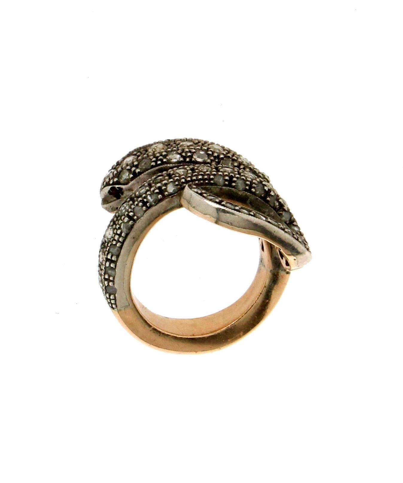 Artisan Bague cocktail serpent en or jaune 14 carats et argent avec diamants, fabrication artisanale en vente