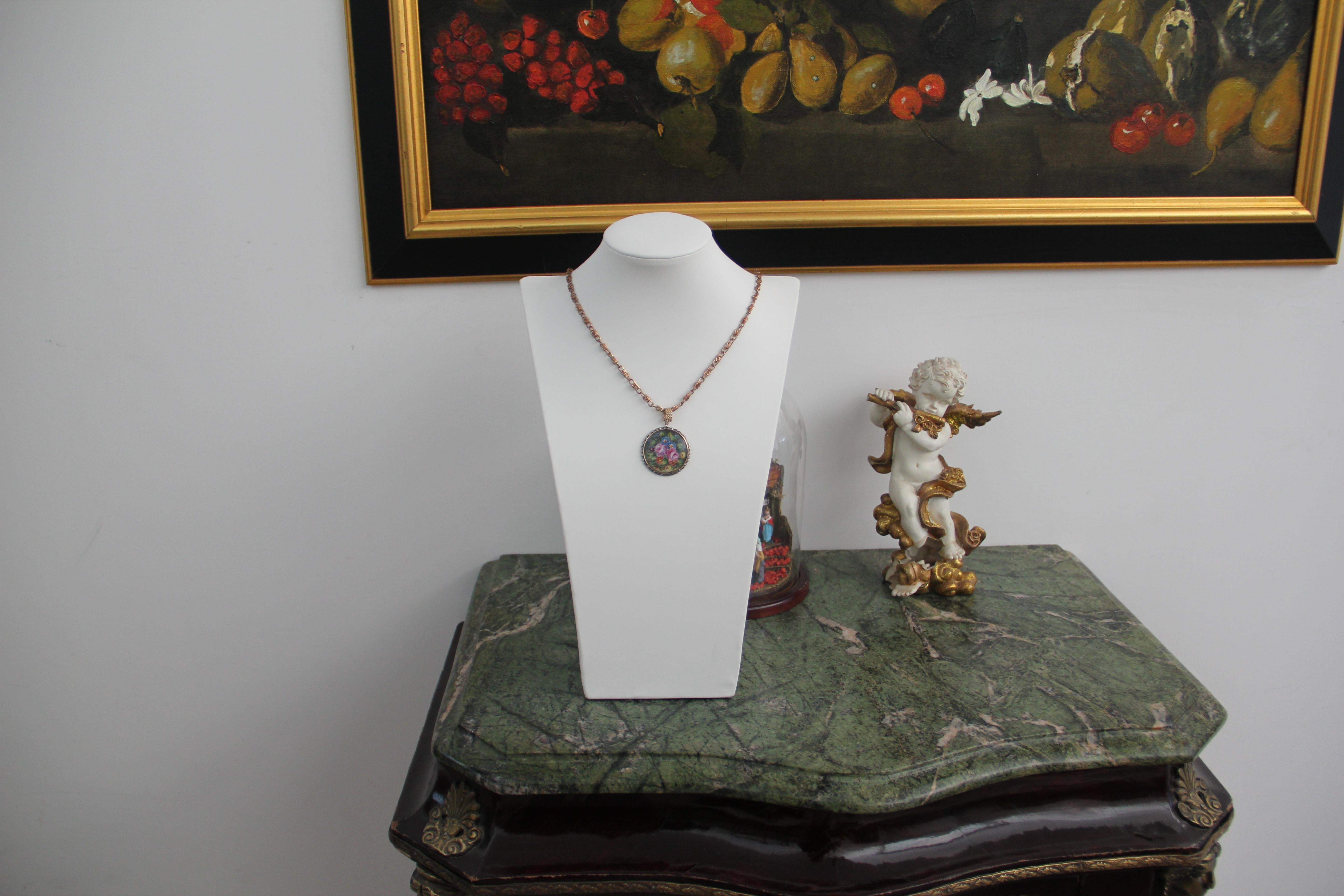 Collier pendentif artisanal en or jaune 14 carats et émail avec diamants en vente 1