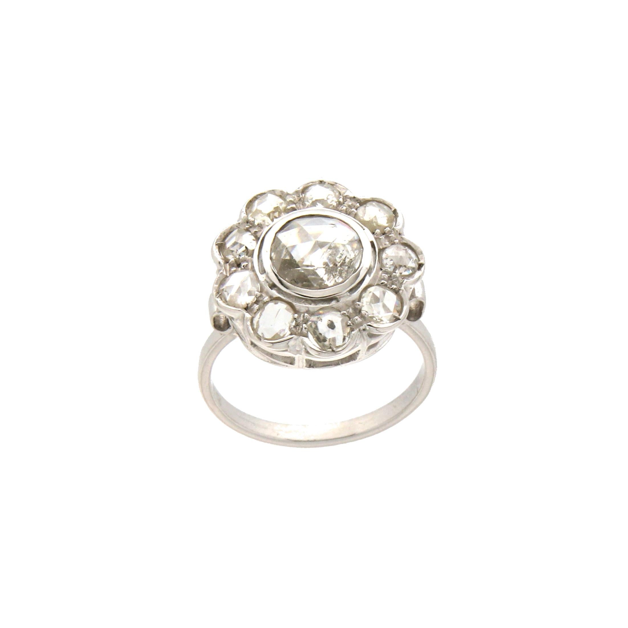 This exquisite ring is crafted in 18kt white gold, showcasing timeless elegance and vintage-inspired charm. The design features a classic 
