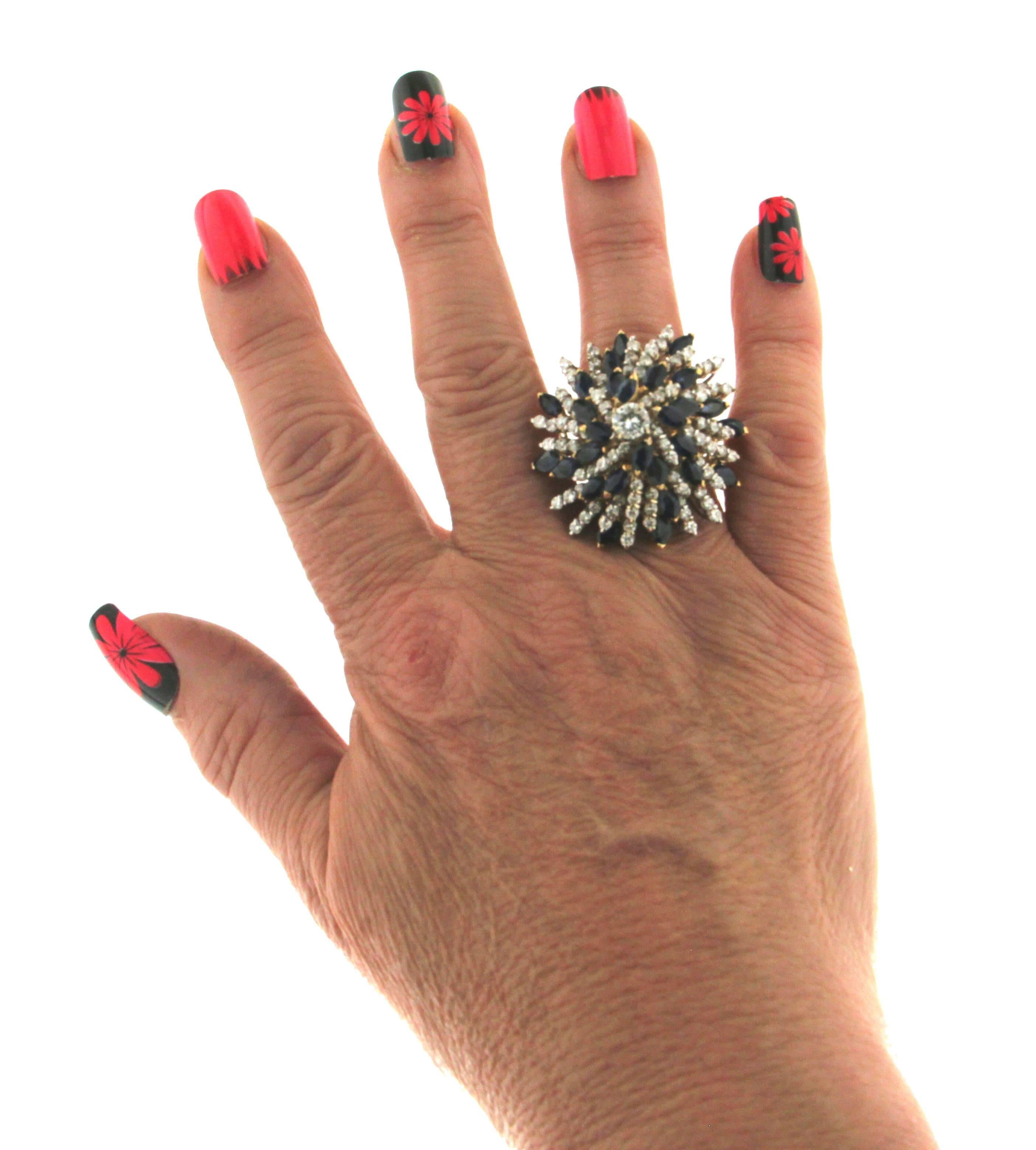 Handgefertigter Cocktailring aus 18 Karat Gelbgold mit Diamanten und Saphiren für Damen oder Herren im Angebot