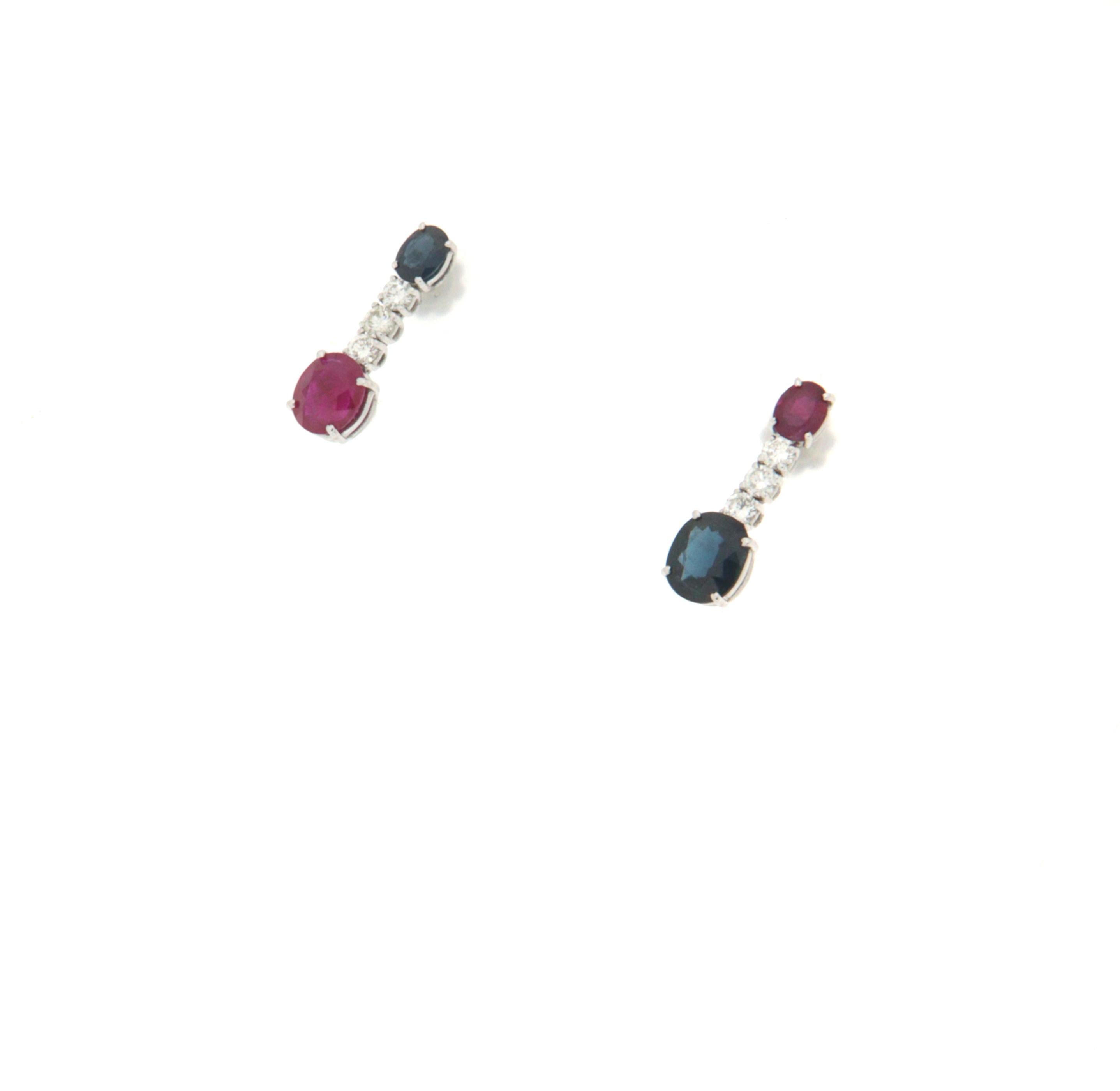 Gorgeous 18k white gold pendant earring handcrafted with brilliant sapphires and natural rubies.

The total weight of the earring is 5.00 grams

The diamonds weigh Karati 0.69

The oval cut rubies both weigh 2.91 carats

The oval cut sapphires both