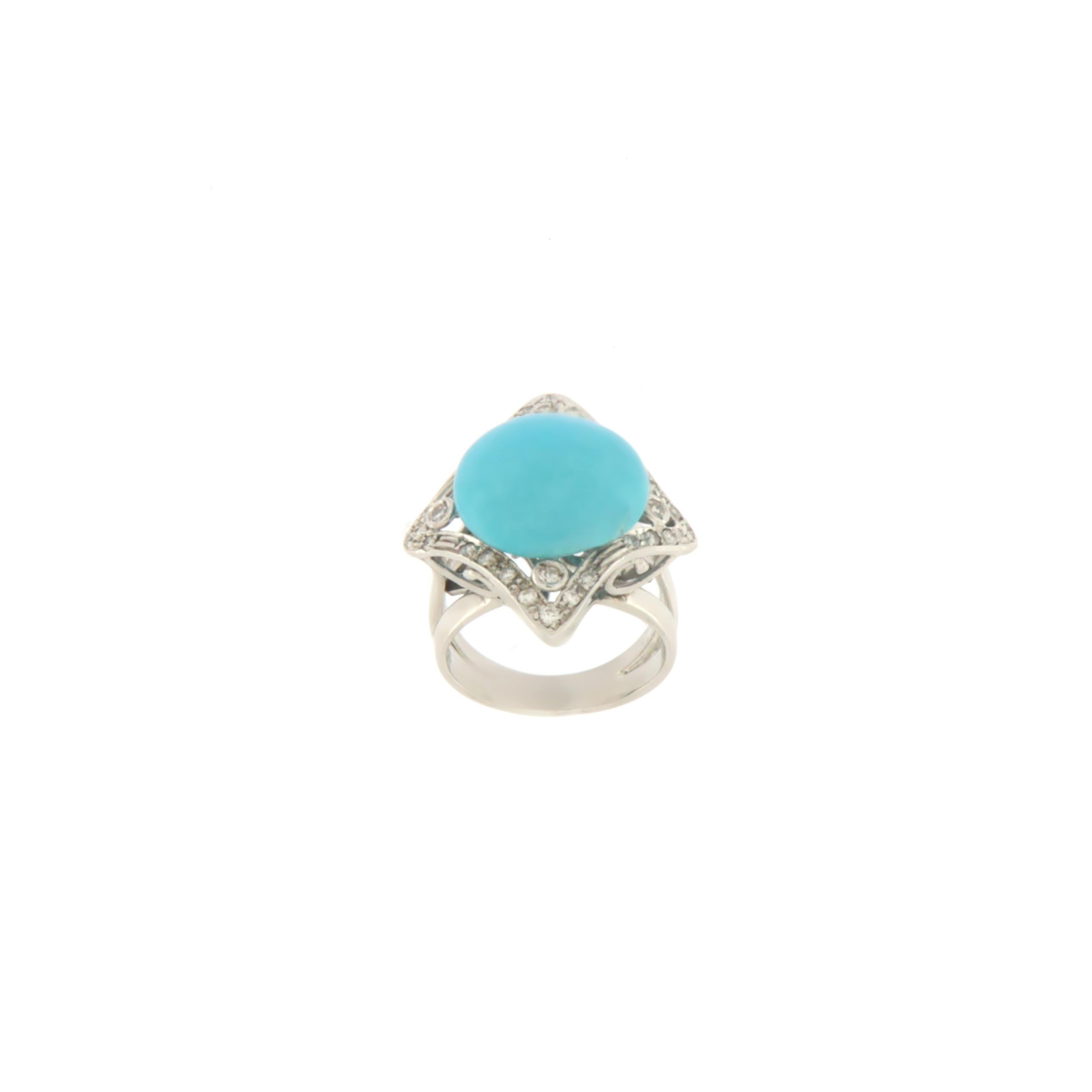 Fascinating ring made entirely by hand in 18K white gold surrounded by brilliants and with a natural Origin Arizona turquoise button in the center.

The total weight of the ring is equivalent to 12.10 grams

The total weight of the diamonds is