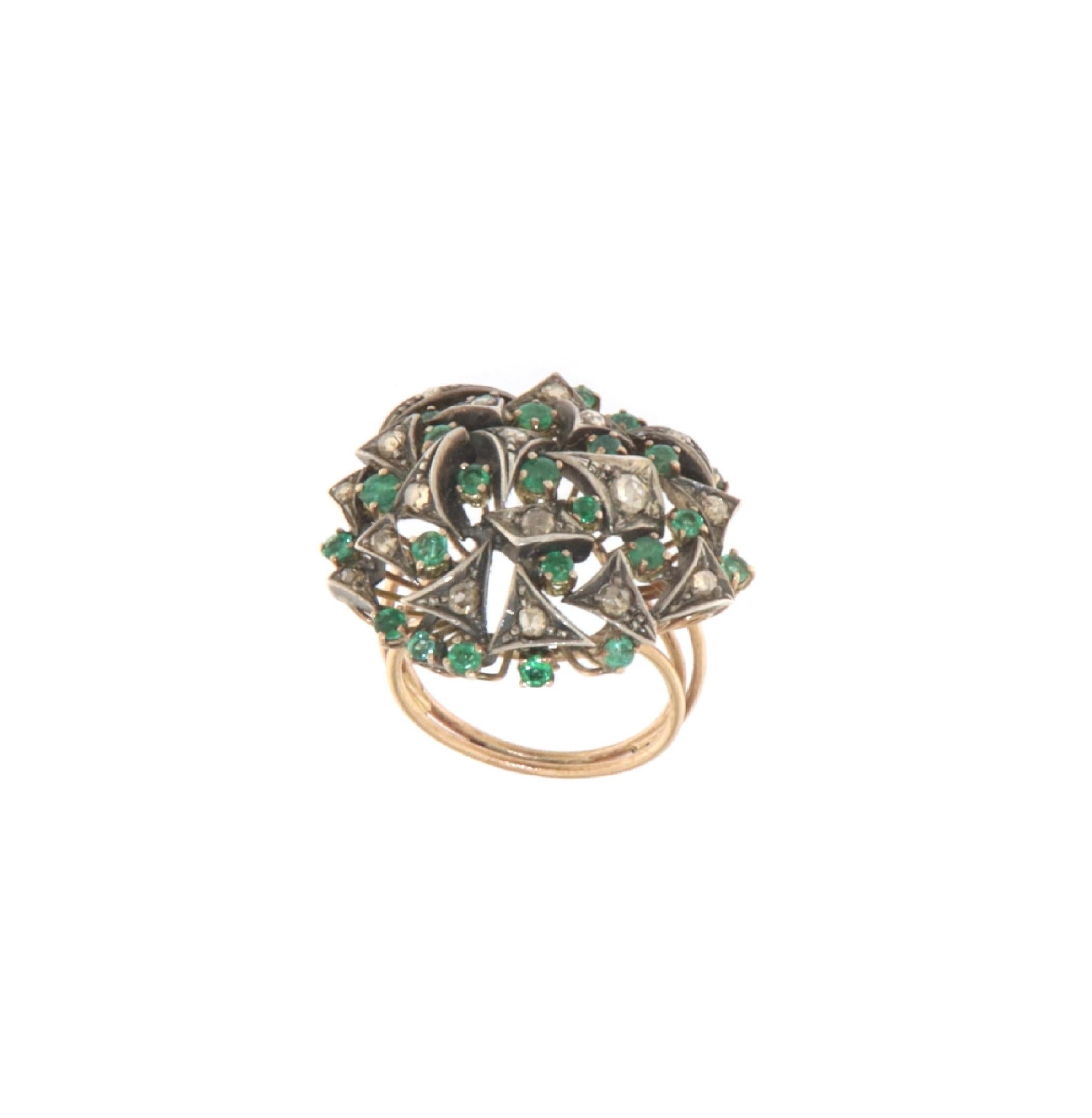 Anillo de Cóctel de Esmeralda de Oro Amarillo de 9 Quilates con Diamantes Artesanales en venta 4