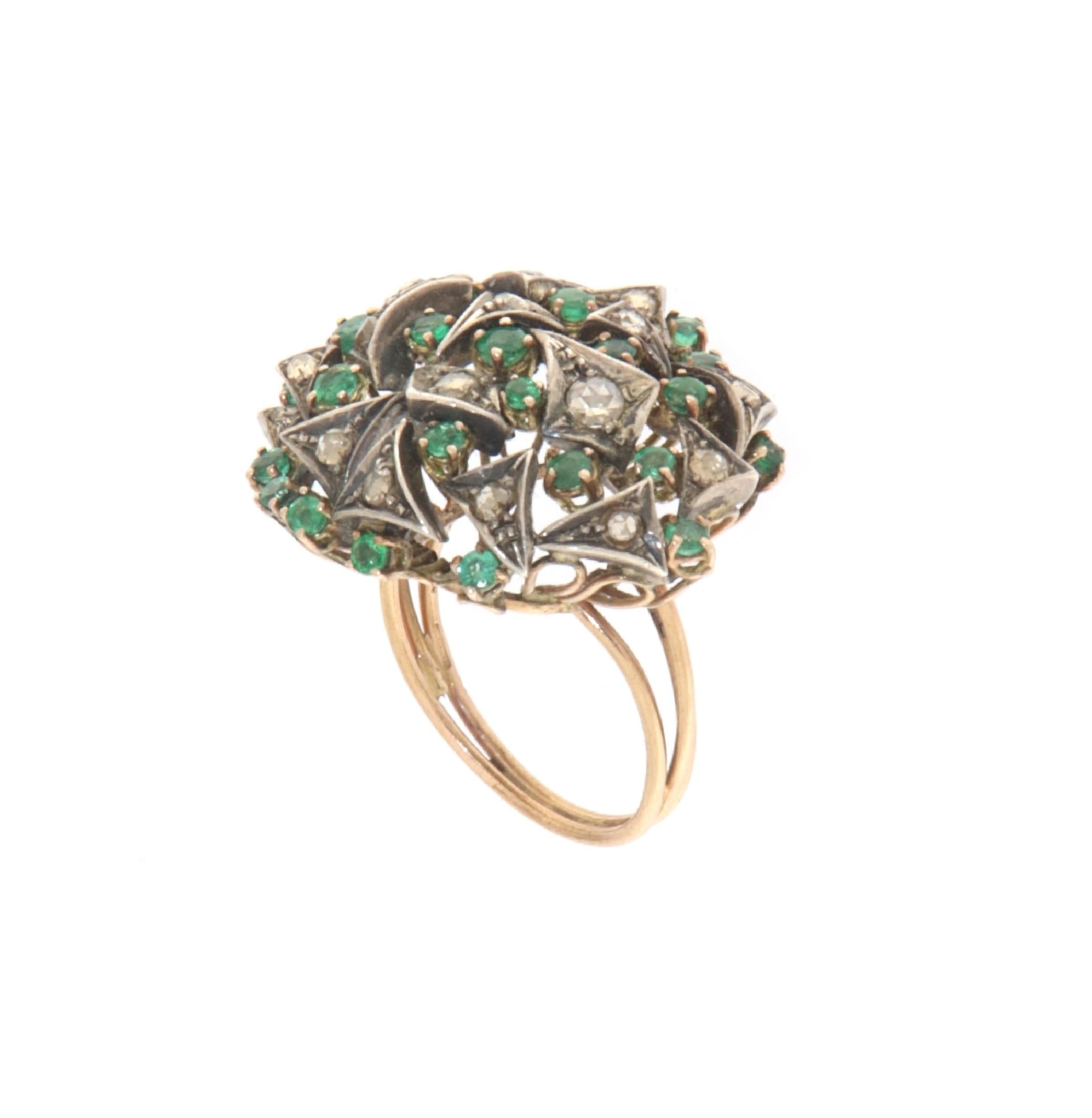 Anillo de Cóctel de Esmeralda de Oro Amarillo de 9 Quilates con Diamantes Artesanales en venta 5