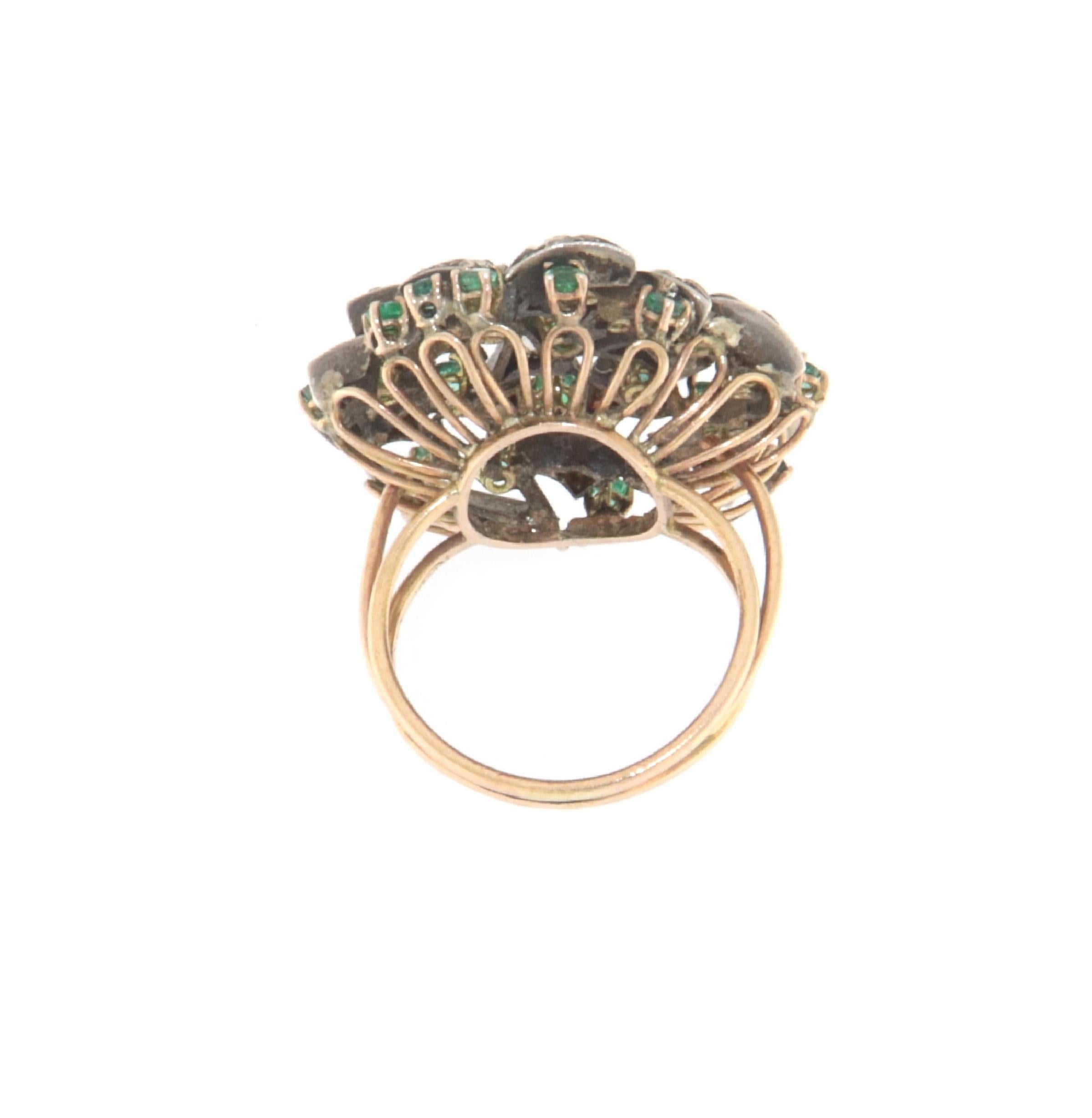 Anillo de Cóctel de Esmeralda de Oro Amarillo de 9 Quilates con Diamantes Artesanales en venta 6