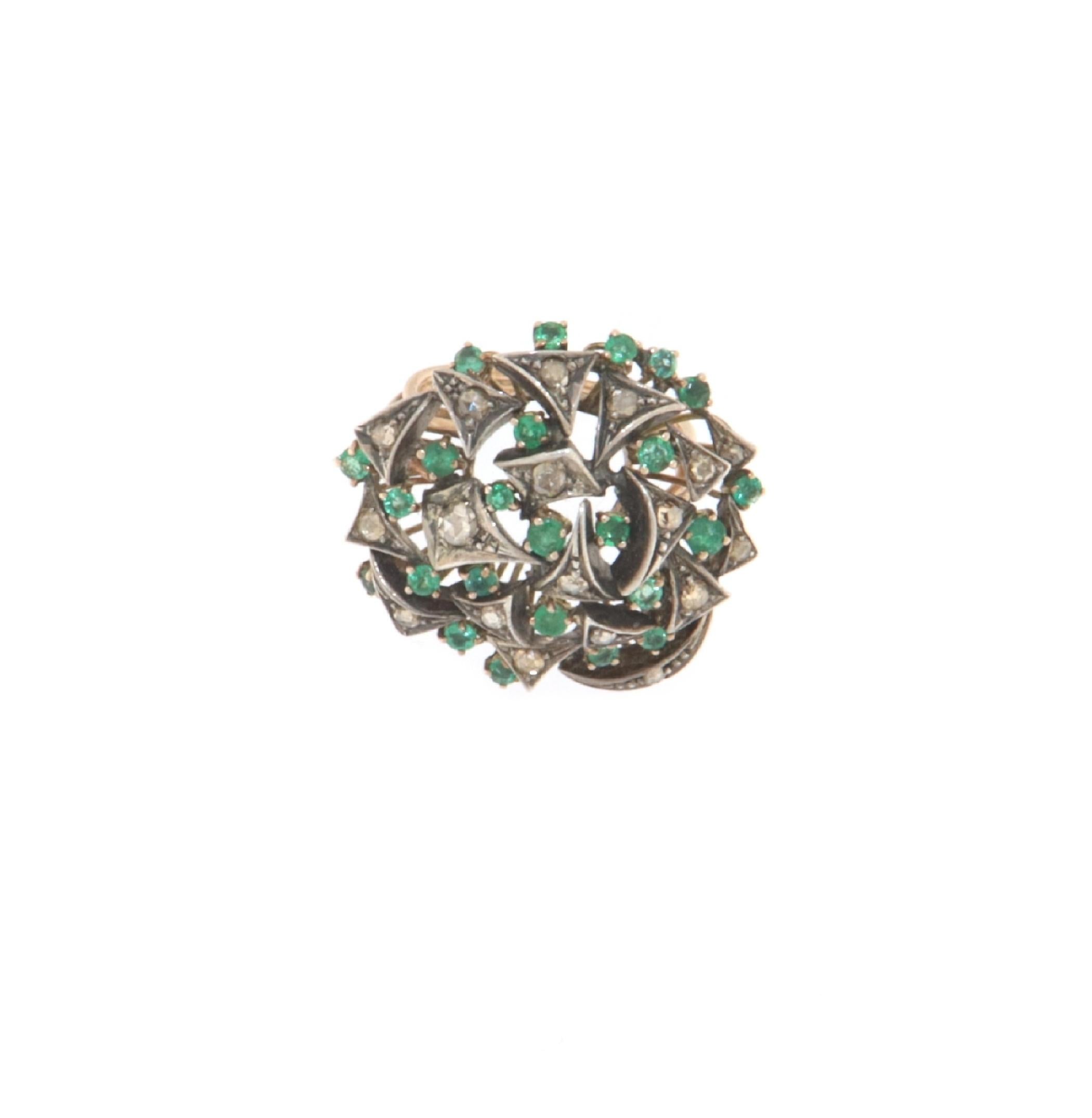 Anillo de Cóctel de Esmeralda de Oro Amarillo de 9 Quilates con Diamantes Artesanales en venta 8