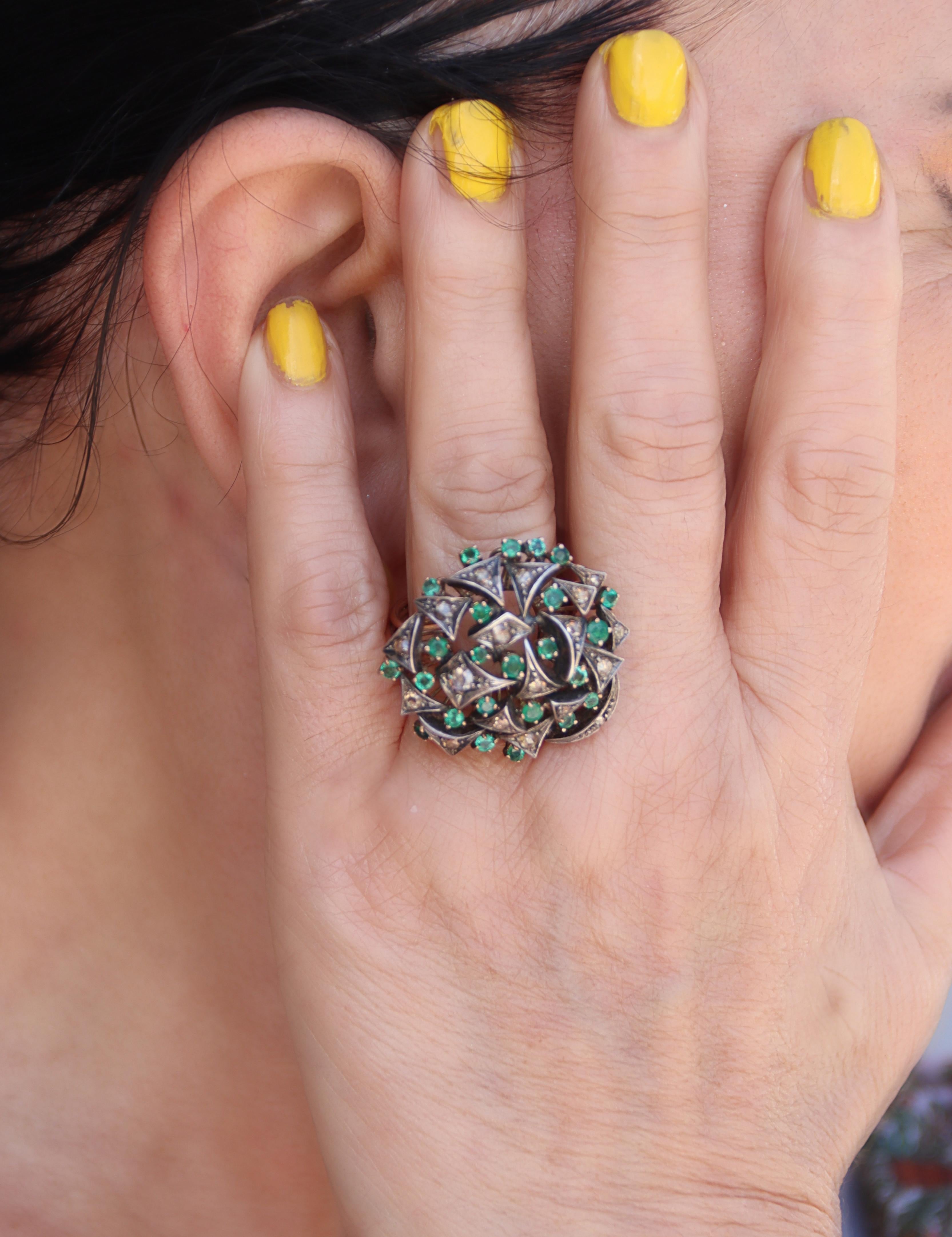 Anillo de Cóctel de Esmeralda de Oro Amarillo de 9 Quilates con Diamantes Artesanales en venta 11