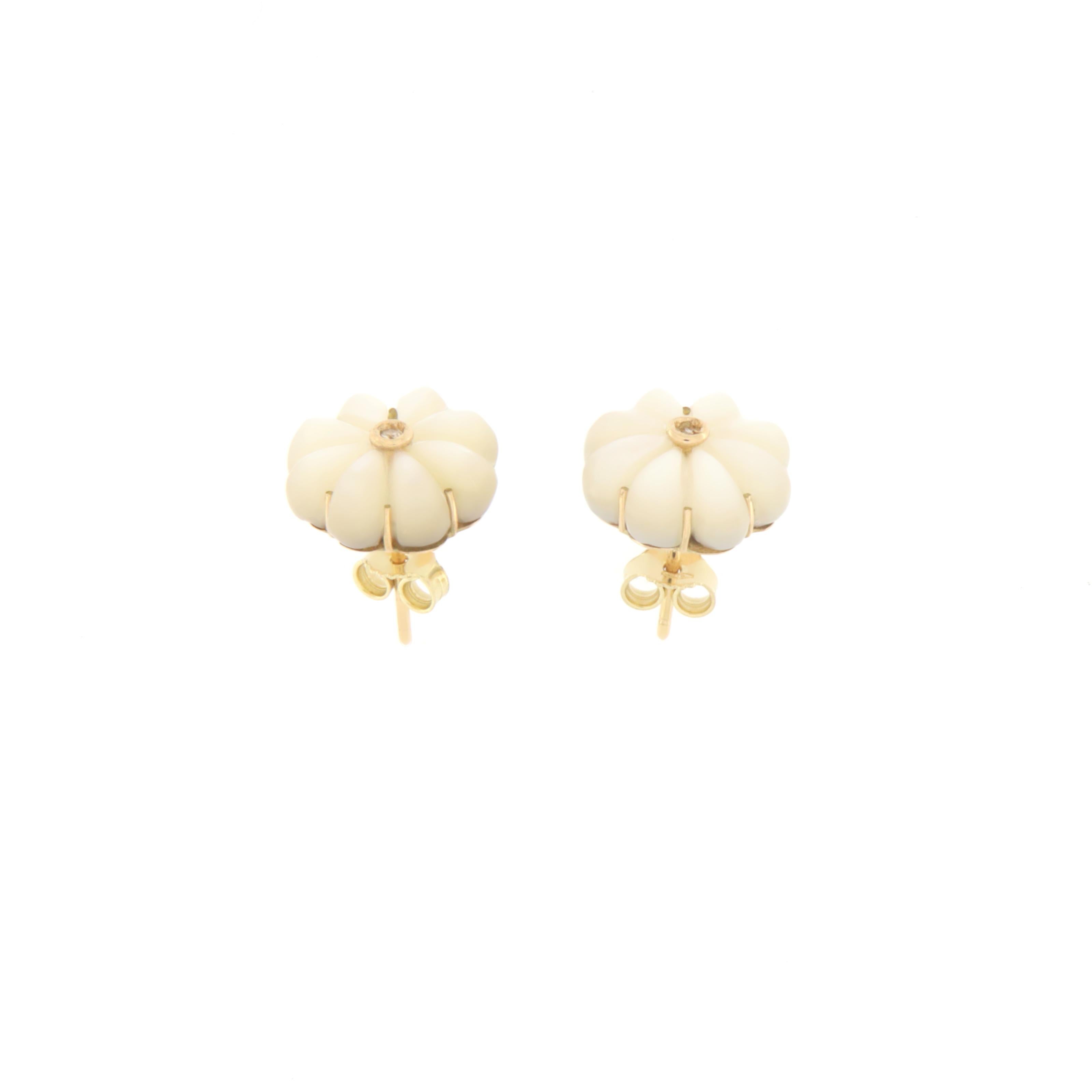 
9 karat yellow gold stud earrings. Handmade by our artisans assembled with mother-of-pearls and diamonds

Earrings total weight 6 grams
Diamonds weight 0.03 karat