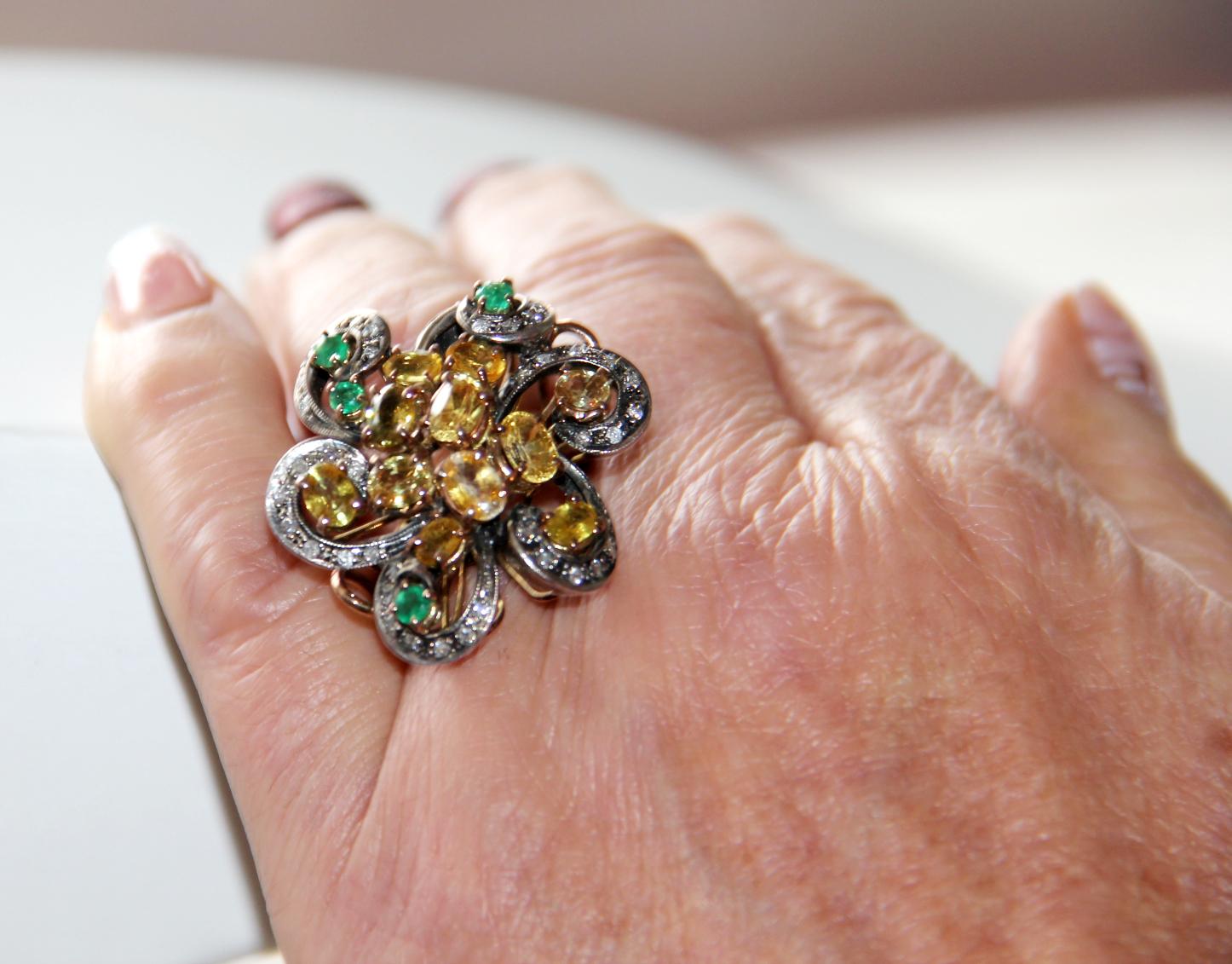 Diamanti artigianali Oro giallo 9 carati Zaffiri Smeraldo Anello Cocktail in vendita 8