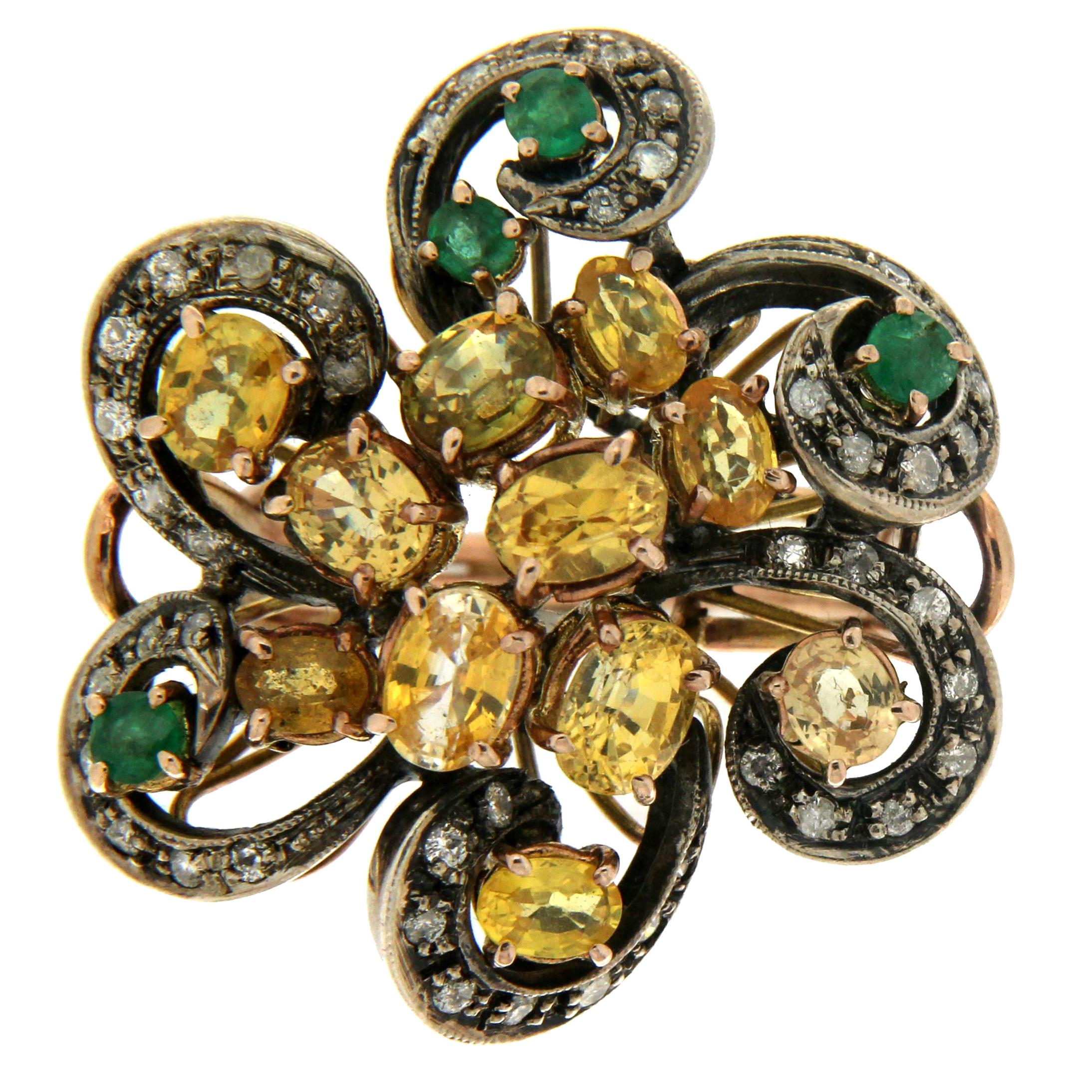 Diamantes Artesanales Anillo de Cóctel de Oro Amarillo de 9 Kilates Zafiros Esmeralda