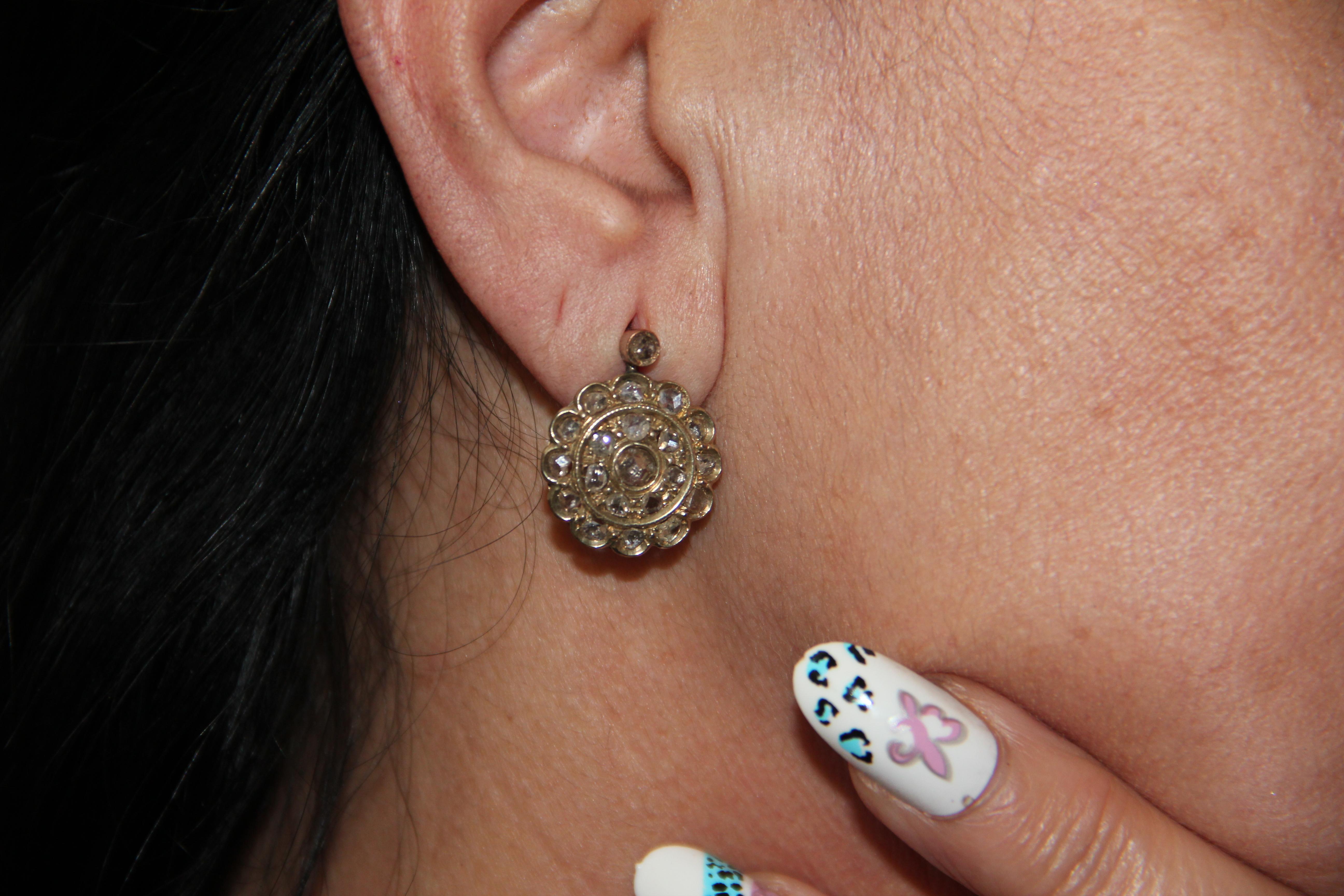 Boucles d'oreilles en or jaune 9 carats avec diamants Handcraft en vente 3