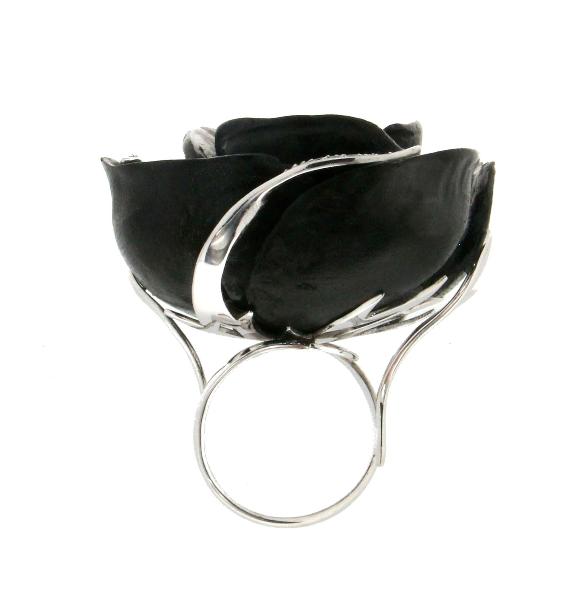 Handcraft Ebony Flower 18 Karat White Gold Diamonds Cocktail Ring In New Condition For Sale In Marcianise, IT