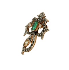 Spilla artigianale con smeraldo in oro giallo 14 carati e diamanti in argento