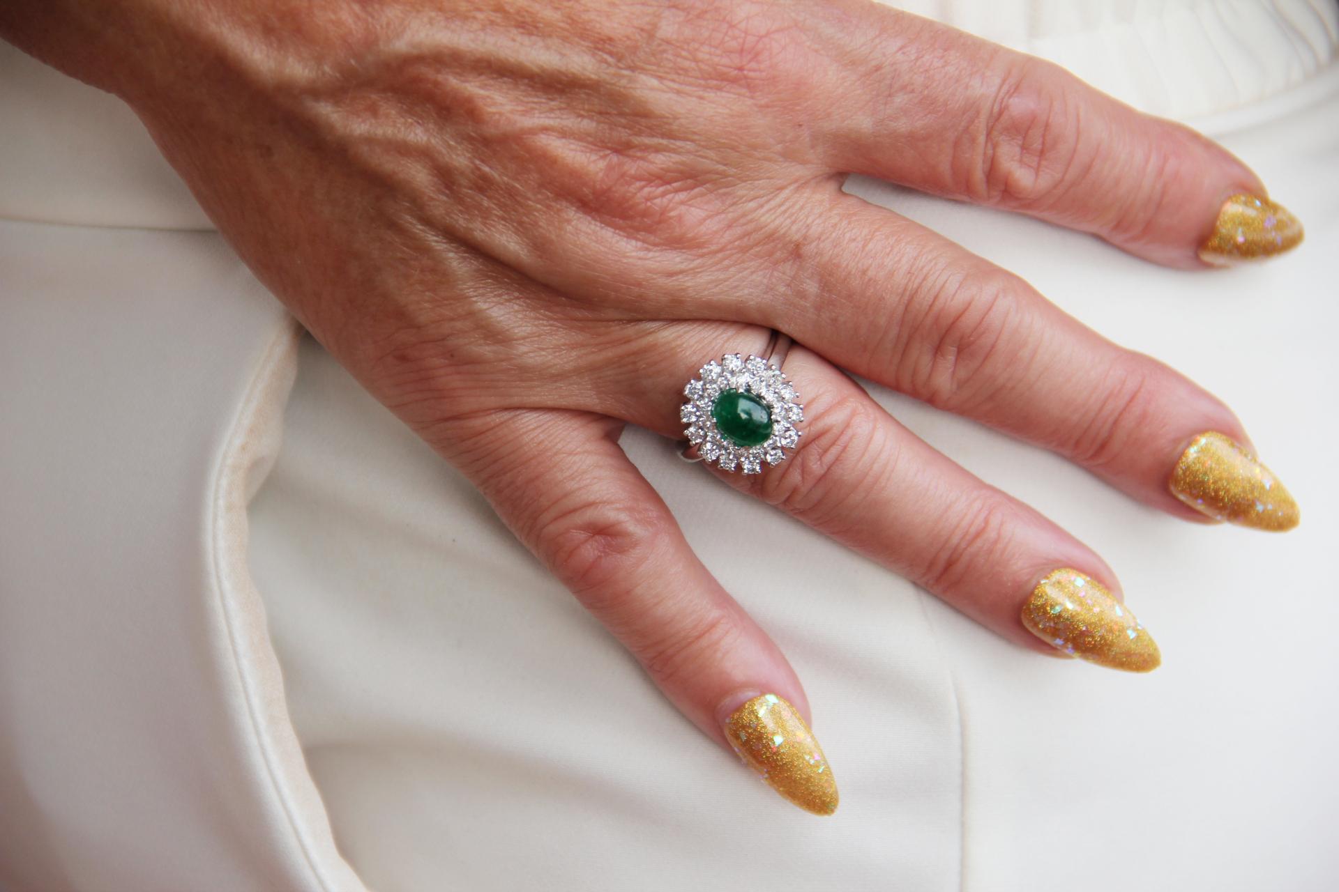 Handcraft Emerald 18 Karat White Gold Diamonds Cocktail Ring For Sale 6