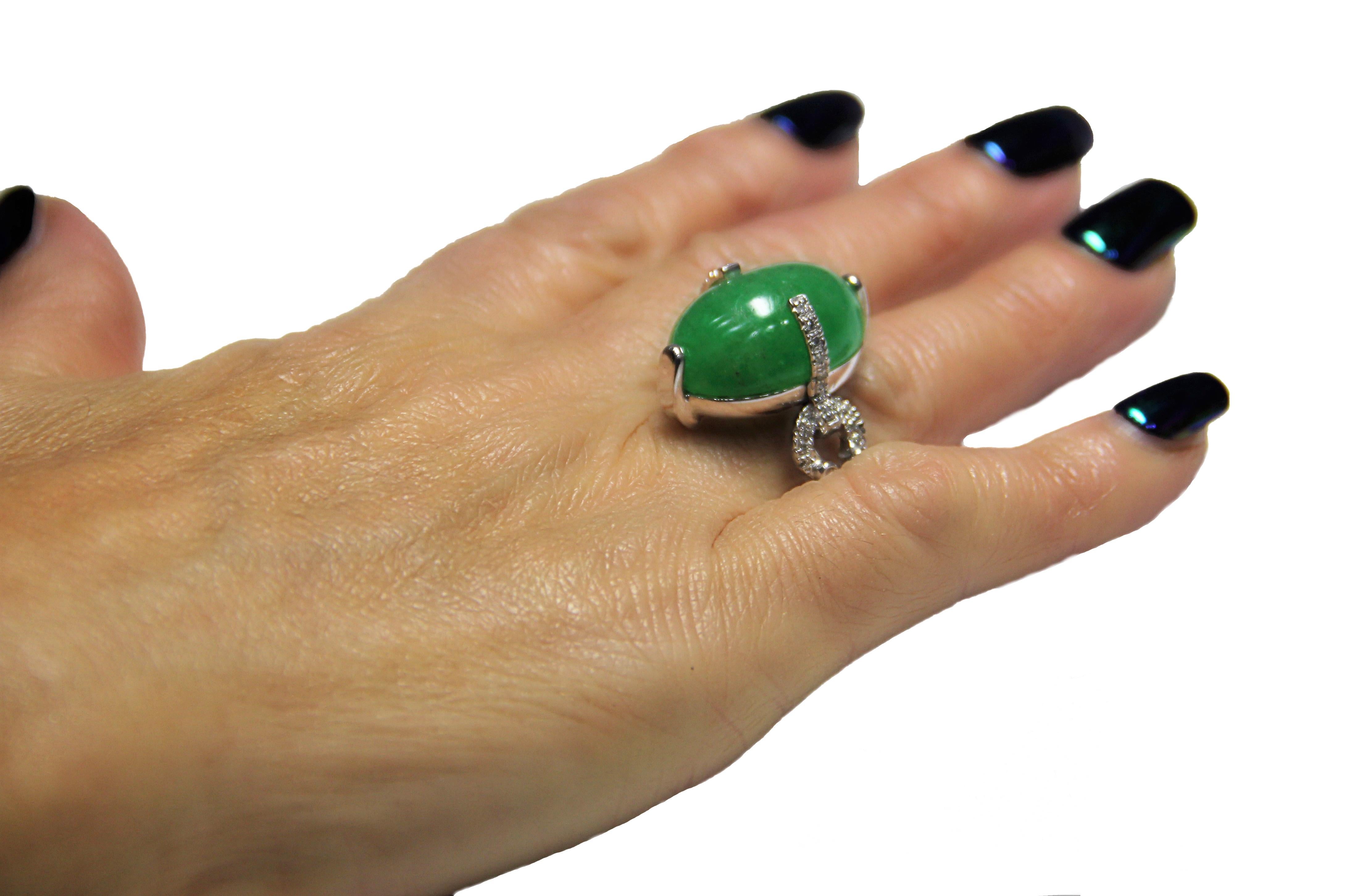 Anello da cocktail con smeraldo in oro bianco 18 carati e diamanti, realizzato a mano in vendita 6