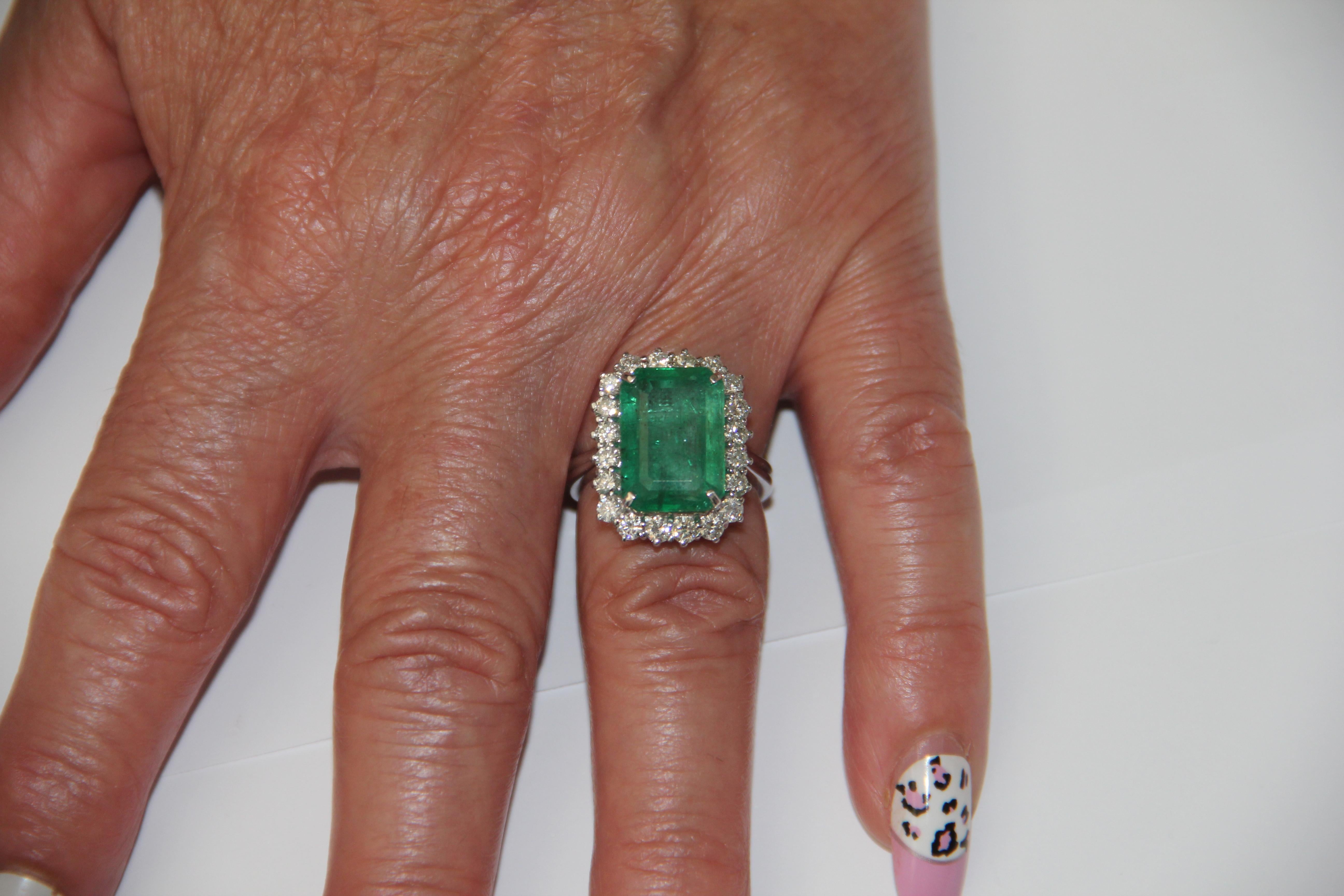 Handcraft Emerald 18 Karat White Gold Diamonds Cocktail Ring For Sale 7
