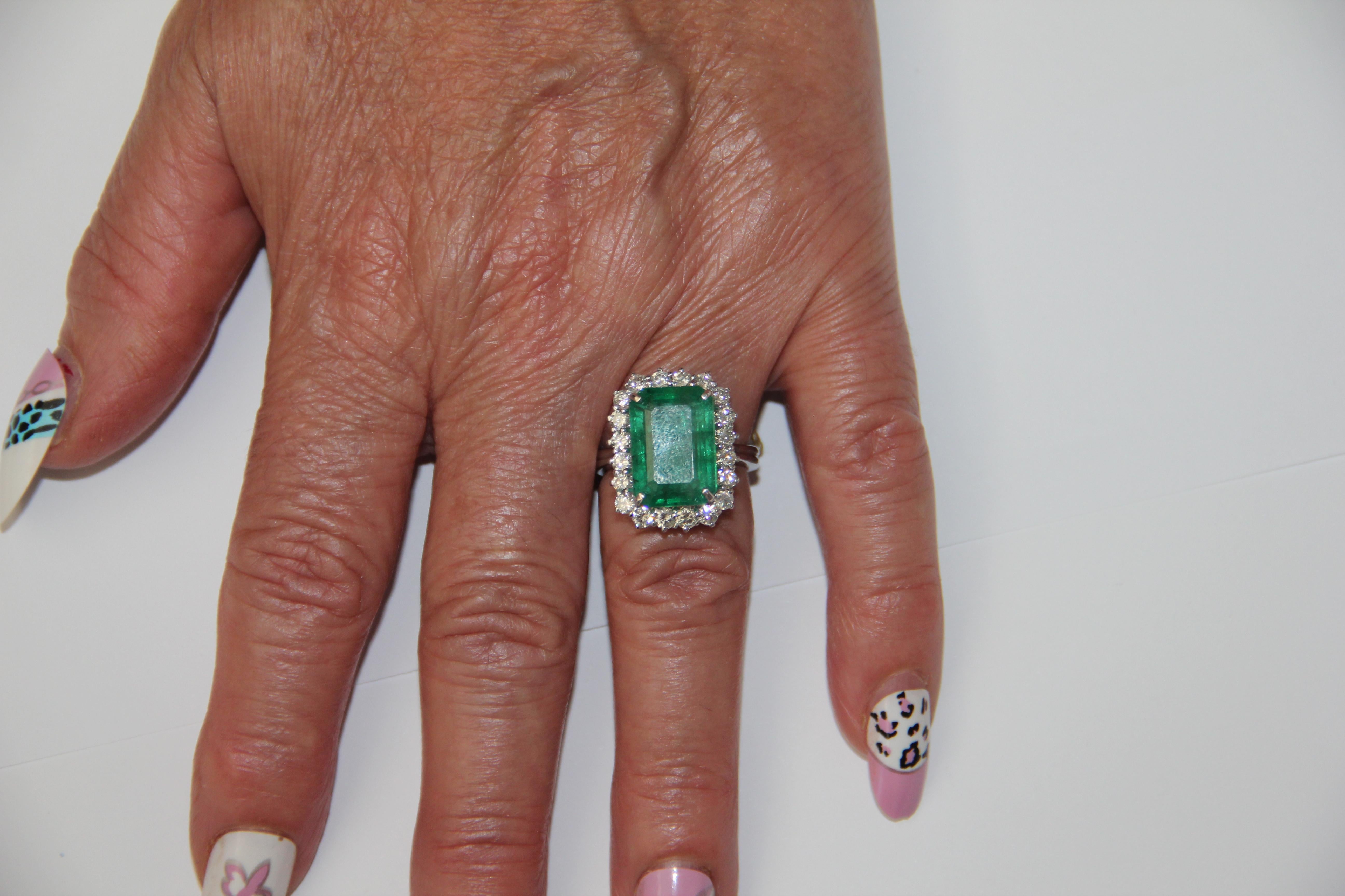 Handcraft Emerald 18 Karat White Gold Diamonds Cocktail Ring For Sale 8