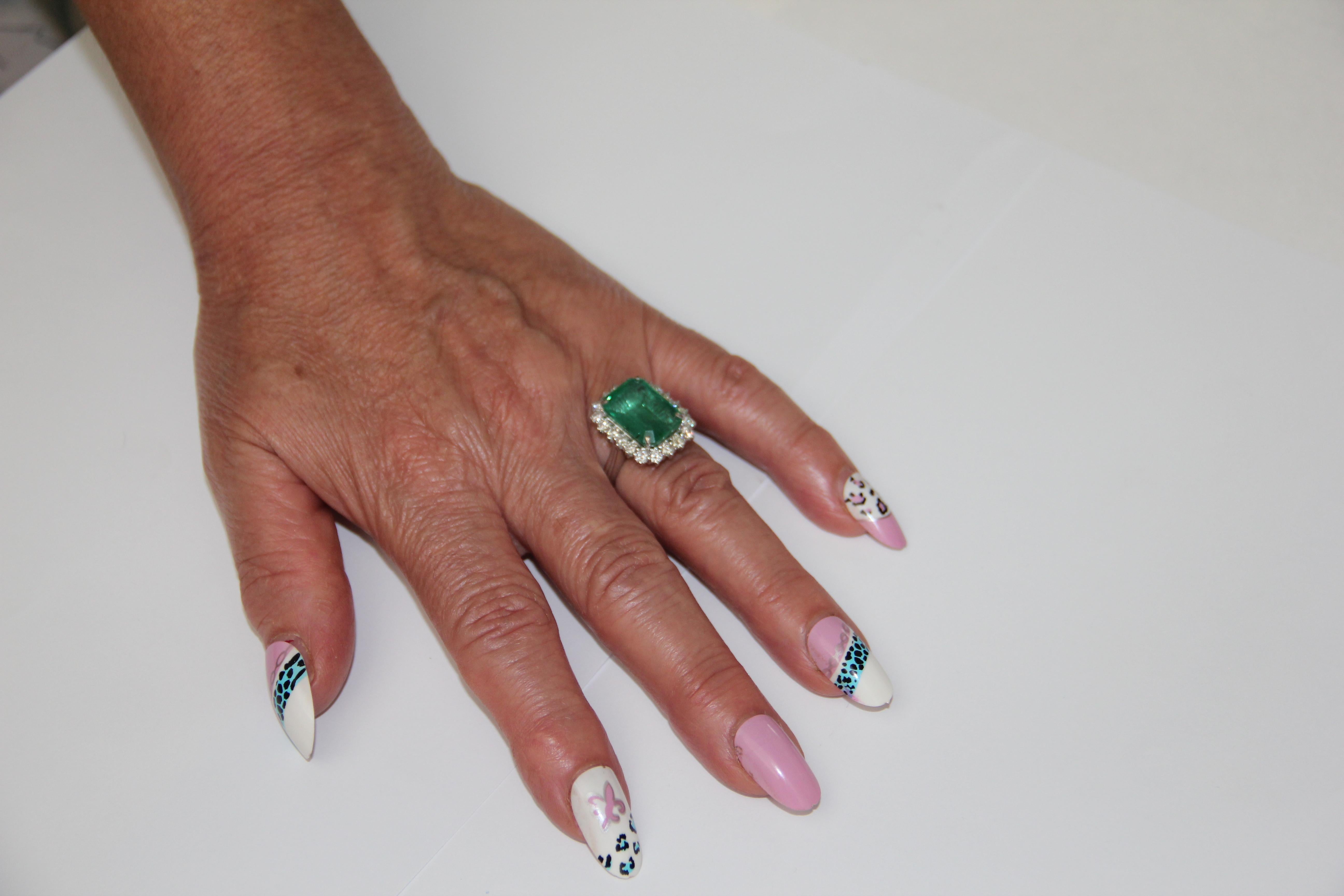 Handcraft Emerald 18 Karat White Gold Diamonds Cocktail Ring For Sale 9
