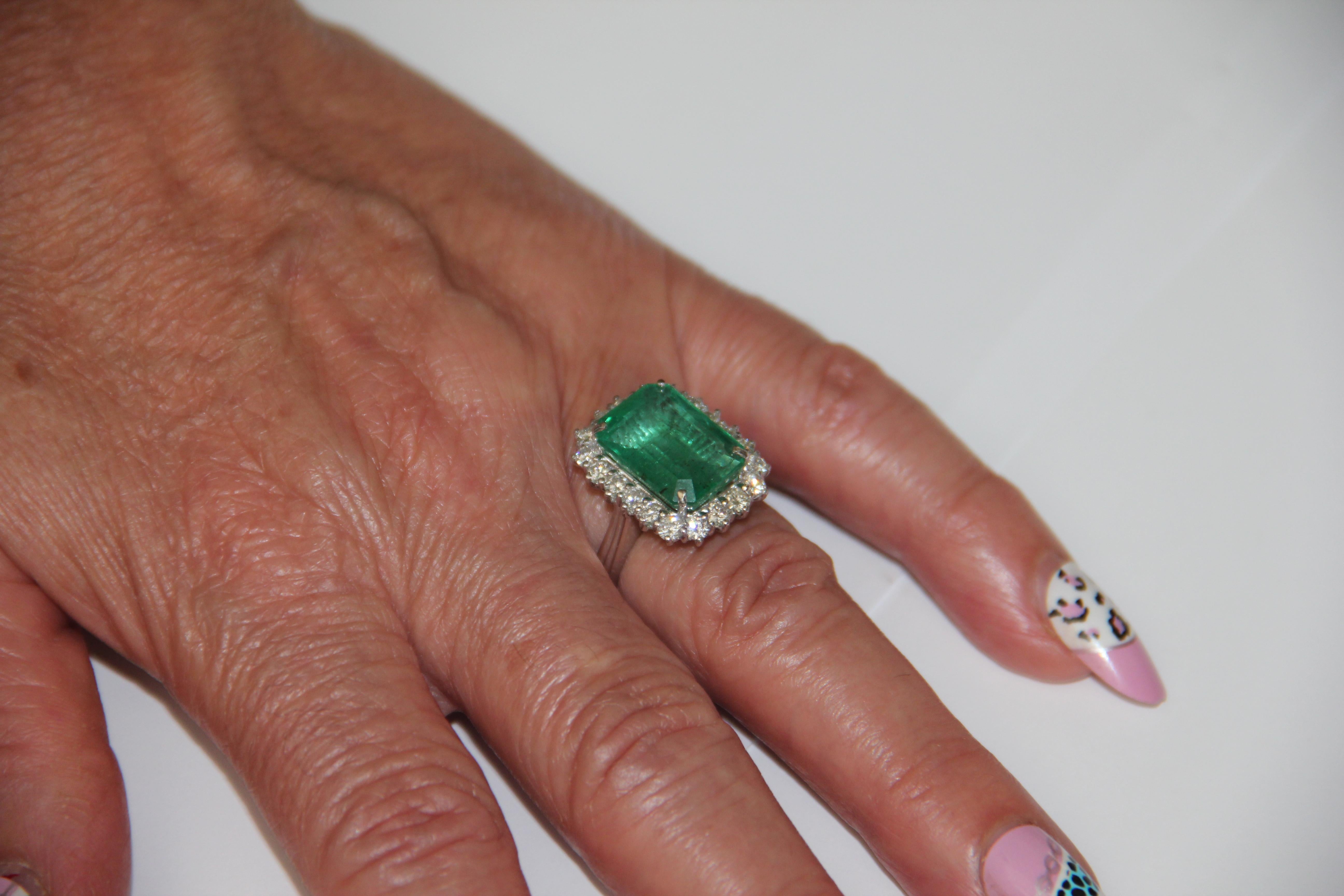Handcraft Emerald 18 Karat White Gold Diamonds Cocktail Ring For Sale 10