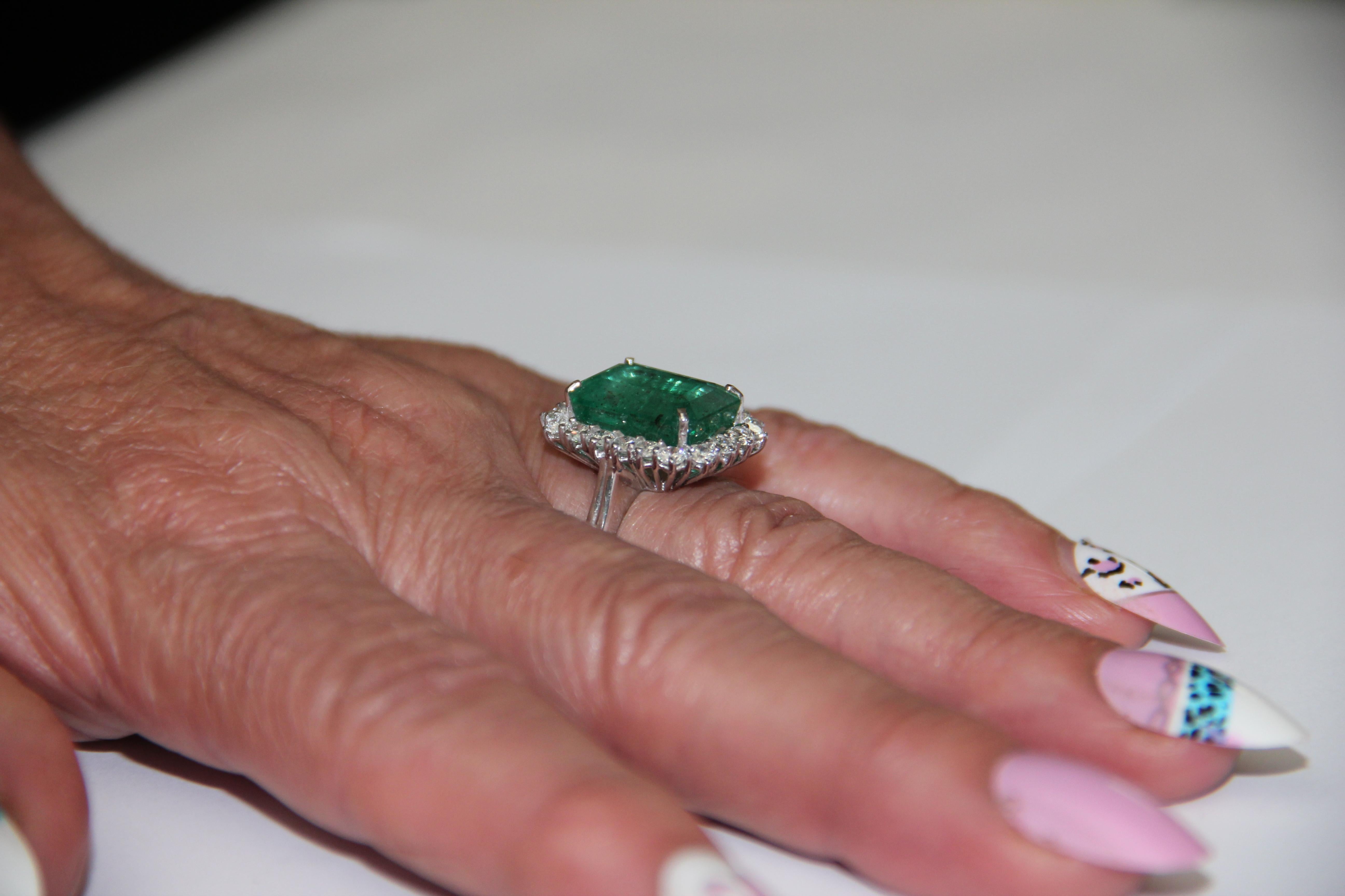 Handcraft Emerald 18 Karat White Gold Diamonds Cocktail Ring For Sale 12