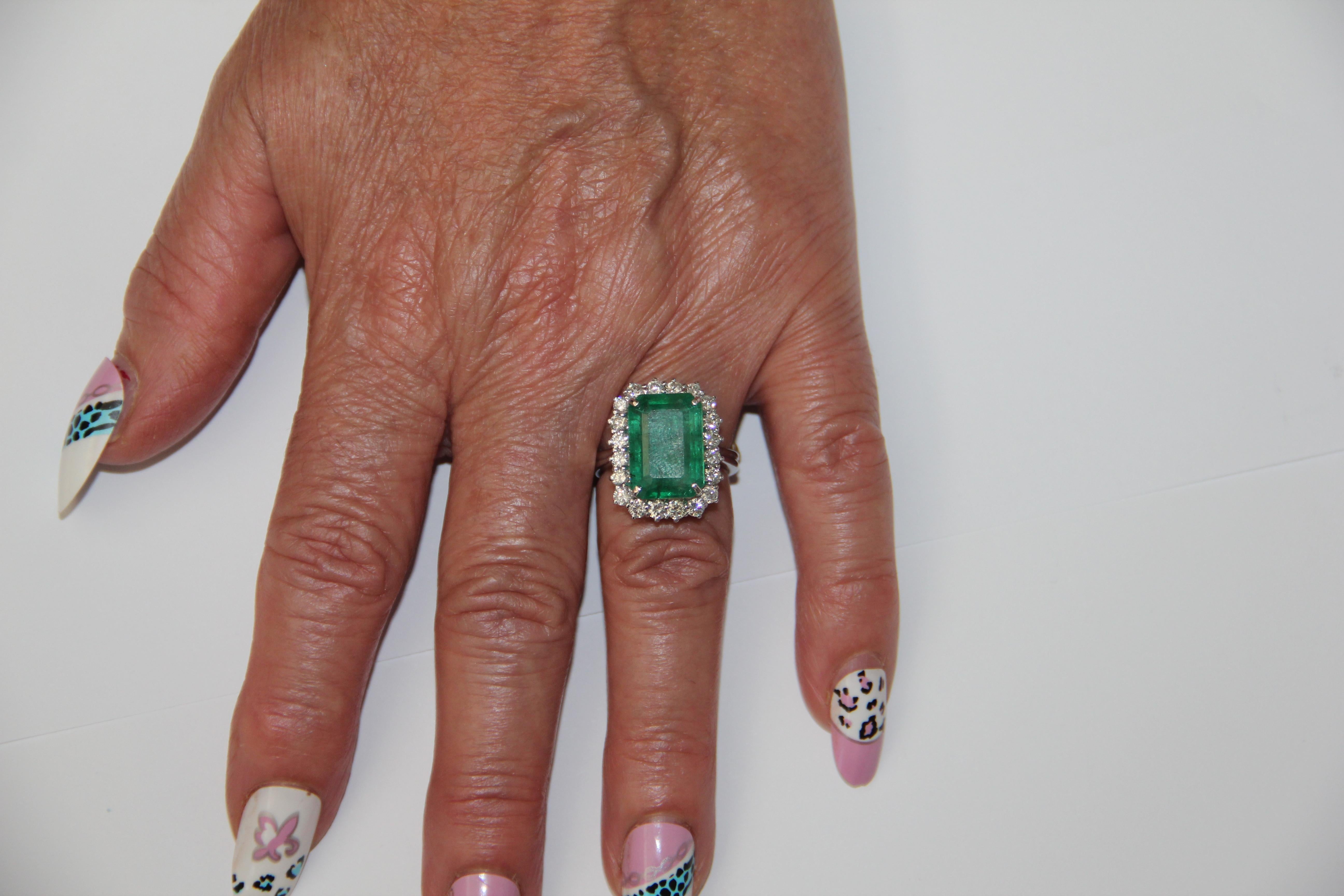 Handcraft Emerald 18 Karat White Gold Diamonds Cocktail Ring For Sale 13