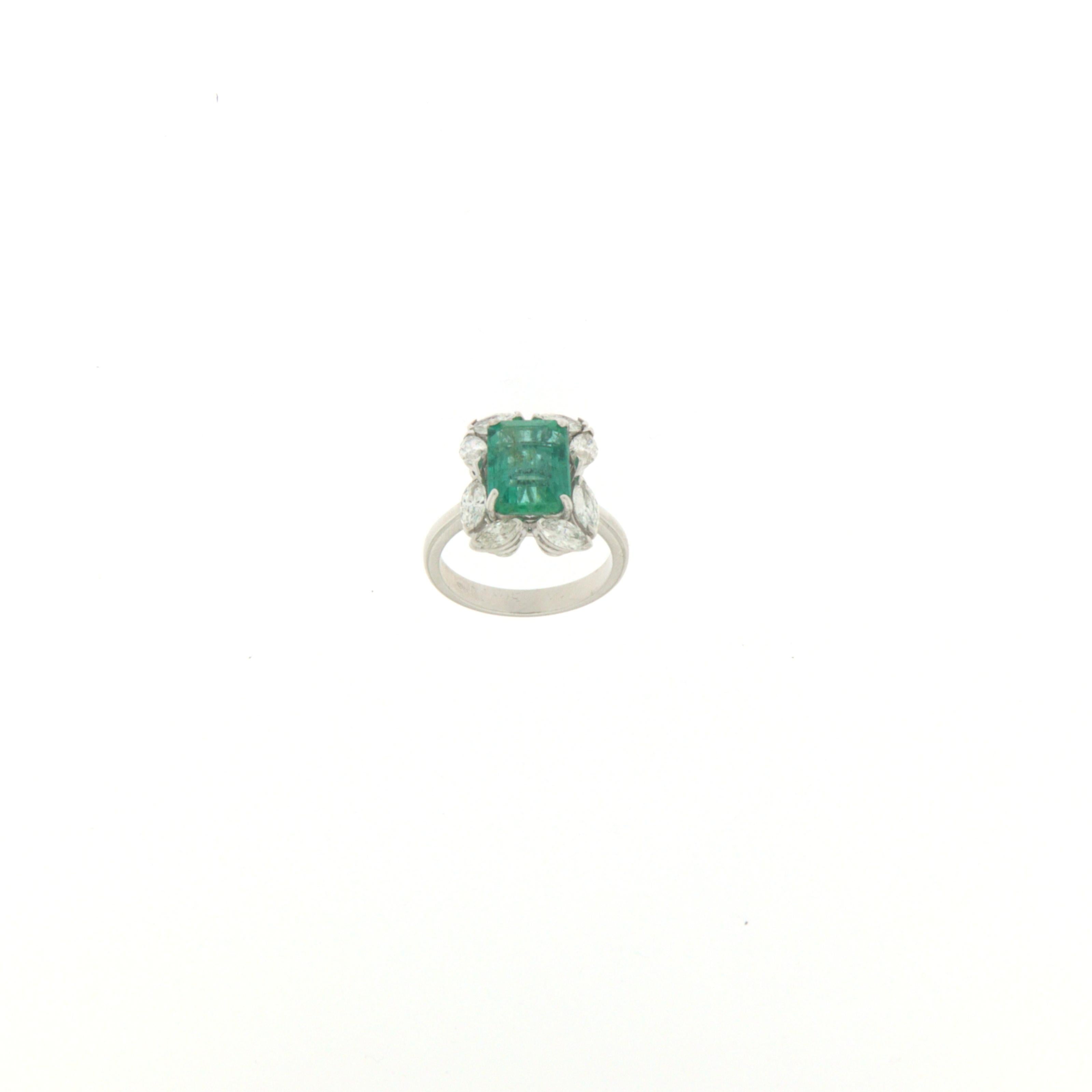 Emerald Diamonds 18 Karat White Gold Cocktail Ring In New Condition For Sale In Marcianise, IT