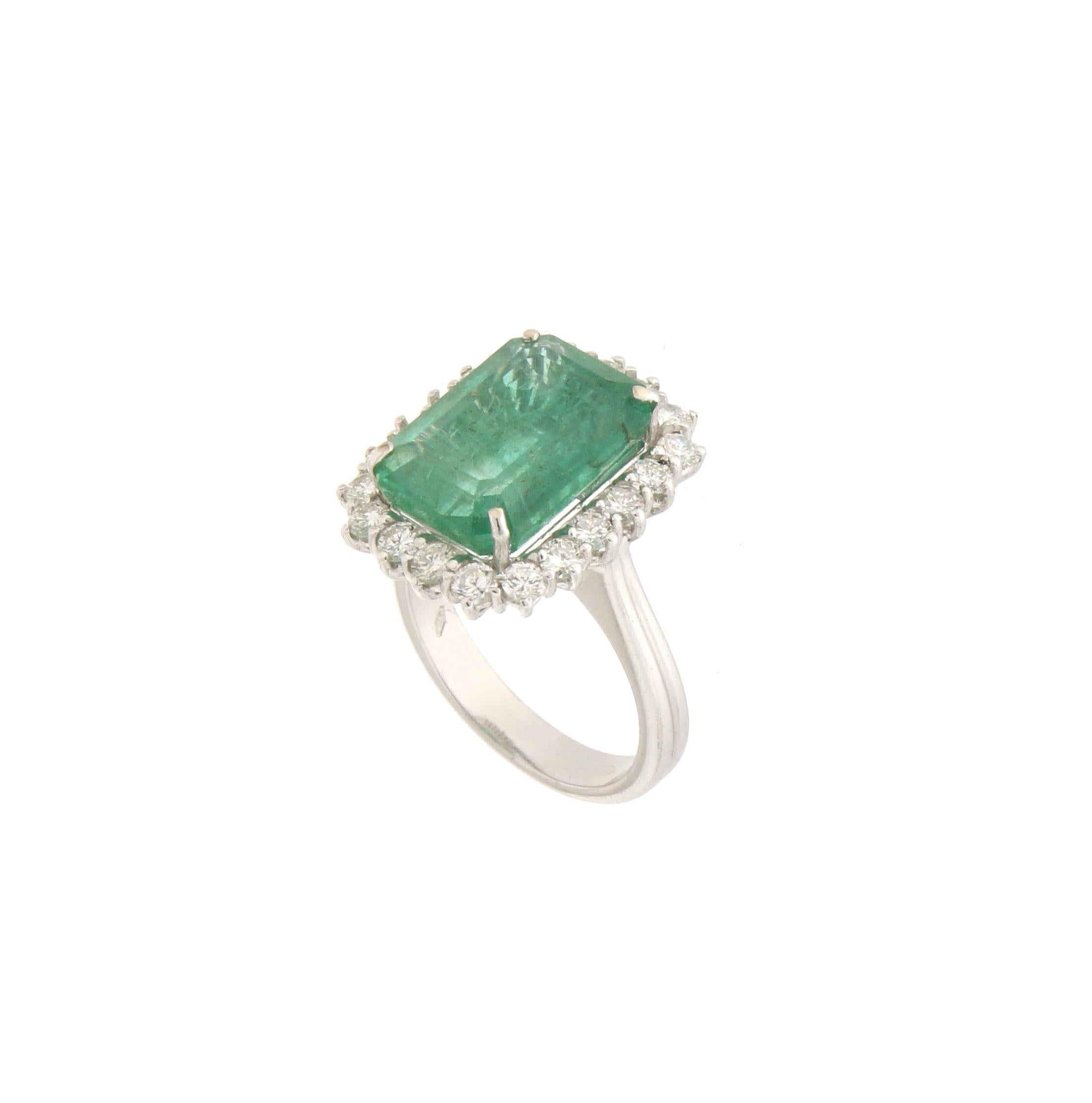 Handcraft Emerald 18 Karat White Gold Diamonds Cocktail Ring In New Condition For Sale In Marcianise, IT