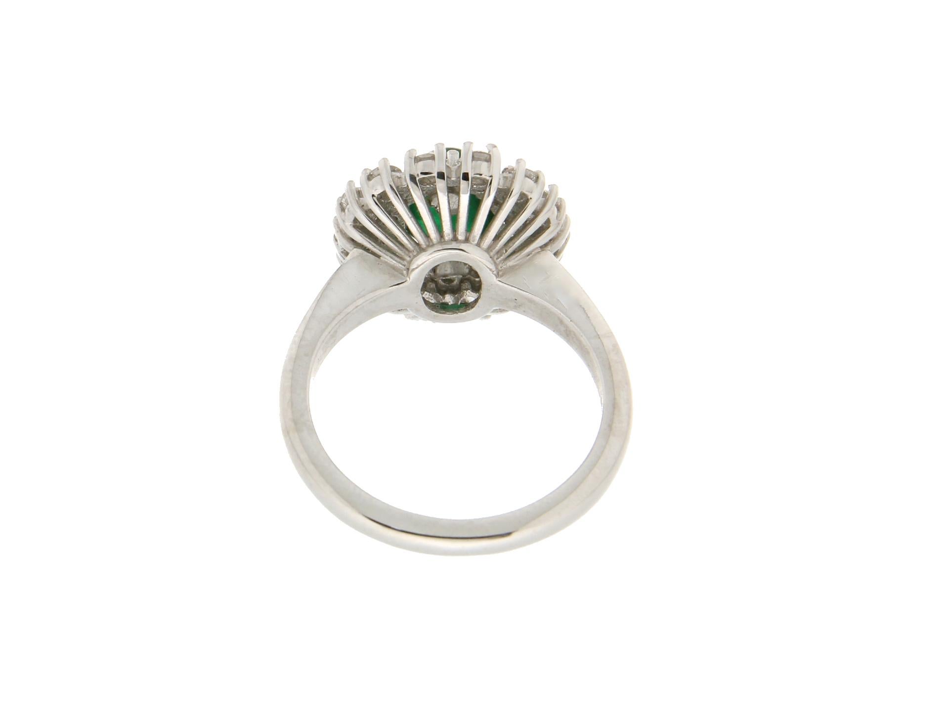 Bague cocktail artisanale en or blanc 18 carats avec émeraudes et diamants Pour femmes en vente