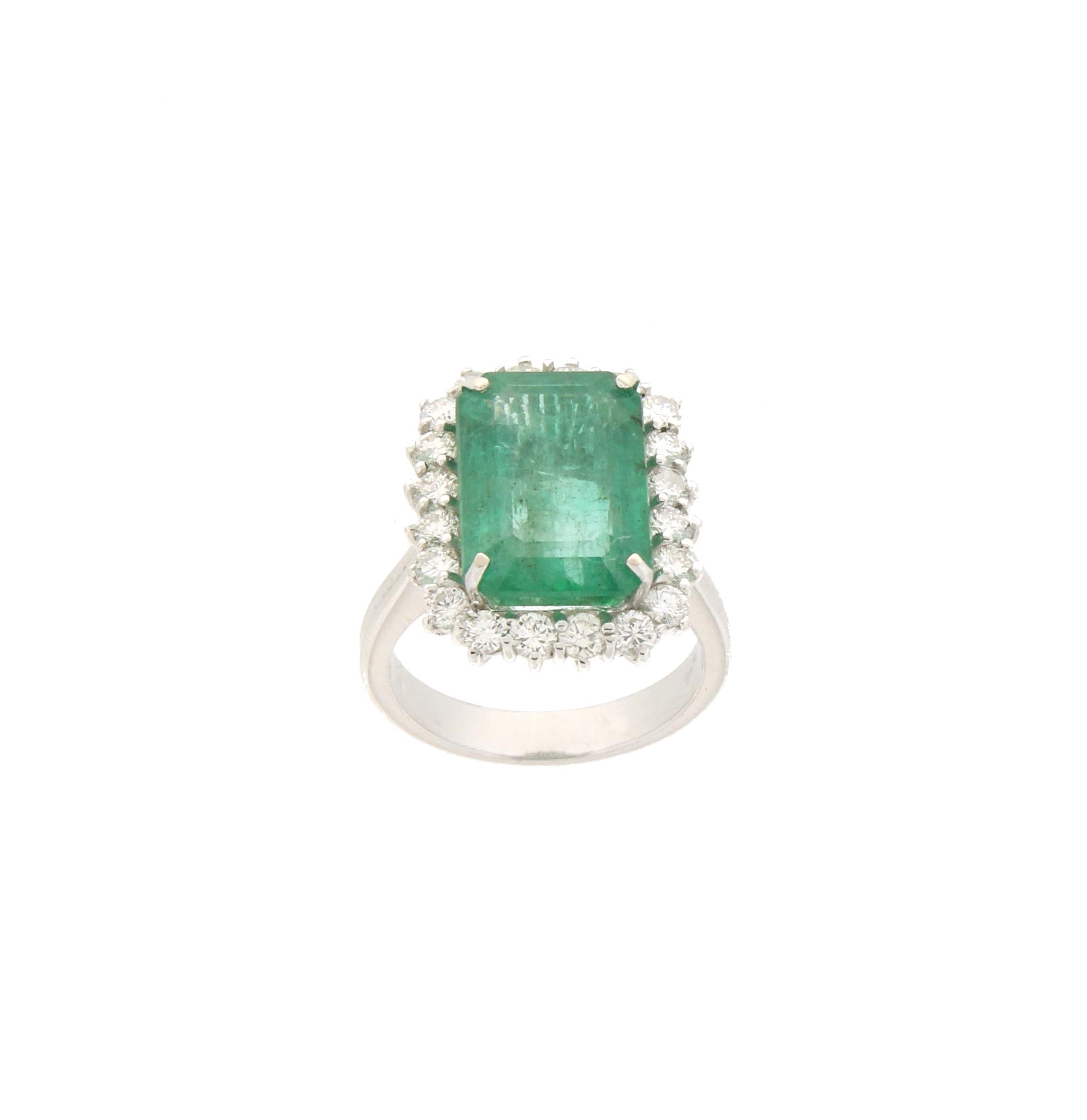 Women's or Men's Handcraft Emerald 18 Karat White Gold Diamonds Cocktail Ring For Sale